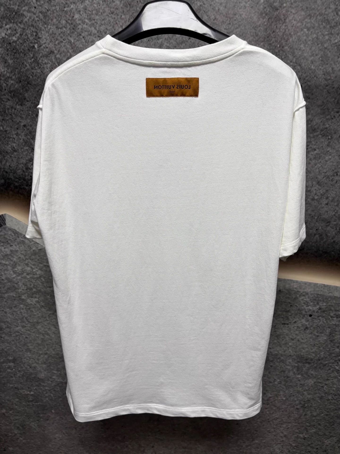 Louis Vuitton LV White XL SS T-Shirt Pendant Embroidered Logo Size US XL / EU 56 / 4 - 2 Thumbnail