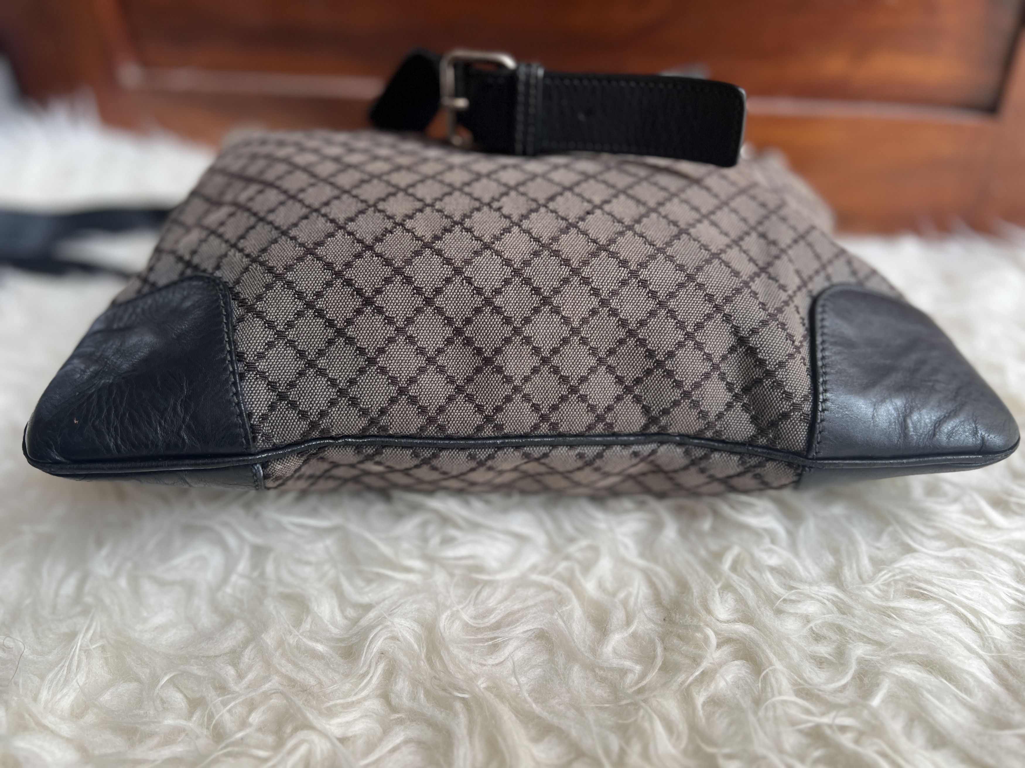 Gucci Authentic Gucci Black Diamante Canvas Crossbody Bag Size ONE SIZE - 3 Thumbnail