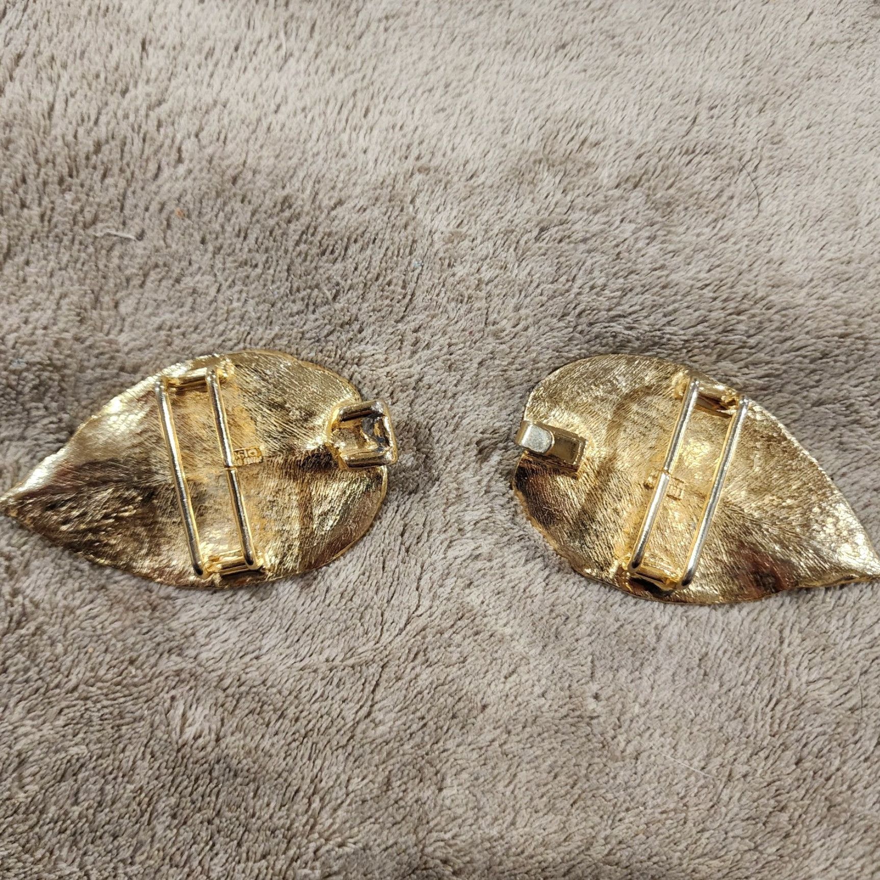 Vintage VINTAGE Mimi di N Leaf Cluster Belt Buckle Interlocking Gold Women 1970s Belt Buckle Gold Leaf Cluster Interlocking Mimi di N Womens Vintage 1970s Size ONE SIZE - 7 Thumbnail