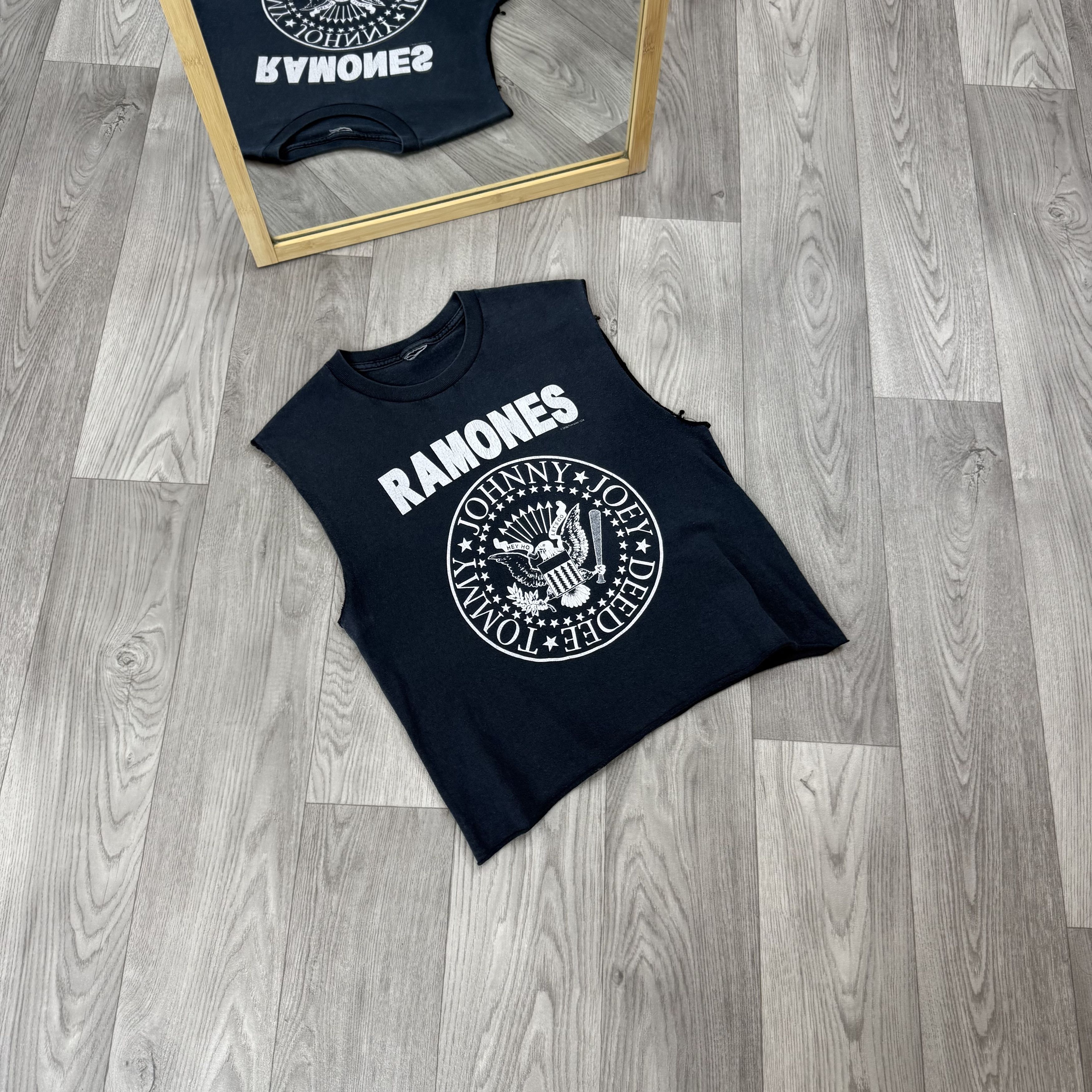 Vintage Vintage Ramones 2006 Rock Band Graphic Black Crop Tank Top Size S / US 4 / IT 40 - 3 Thumbnail