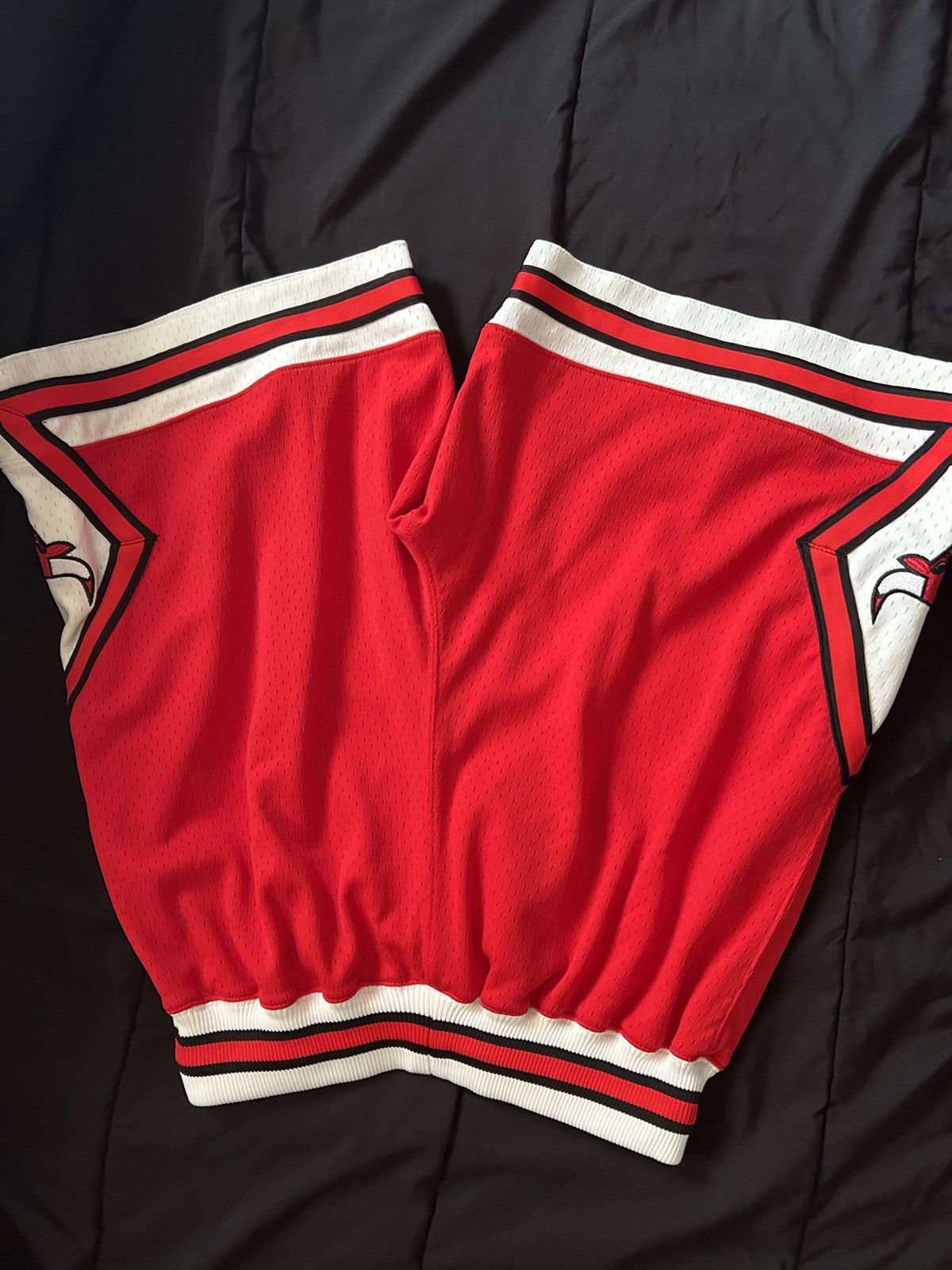 Mitchell & Ness Authentic Mitchell&ness Chicago Bulls 97-98 shorts Size US 40 / EU 56 - 2 Thumbnail