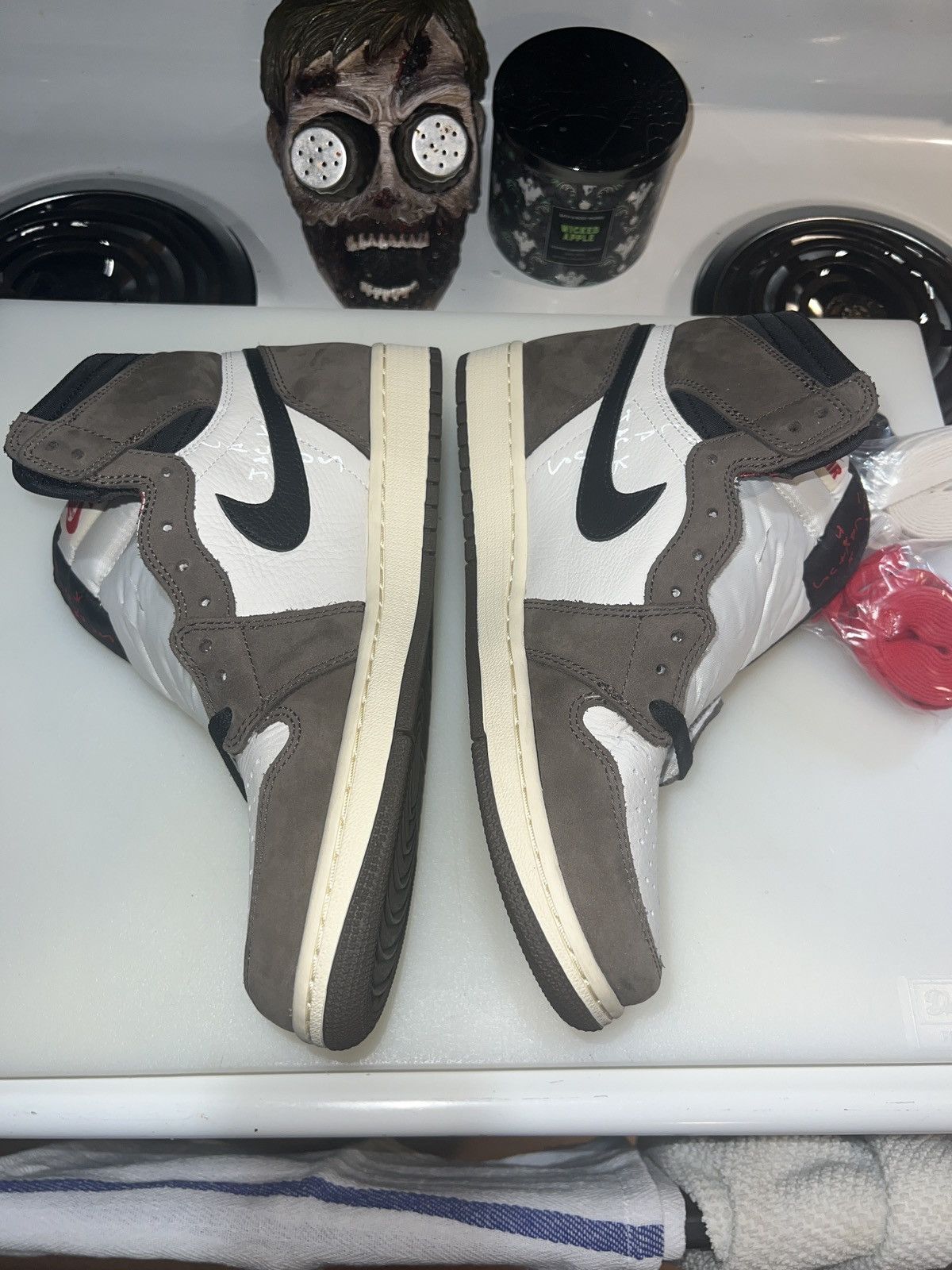 Nike Jordan 1 high travis scott mocha Size US 10.5 / EU 43-44 - 4 Thumbnail