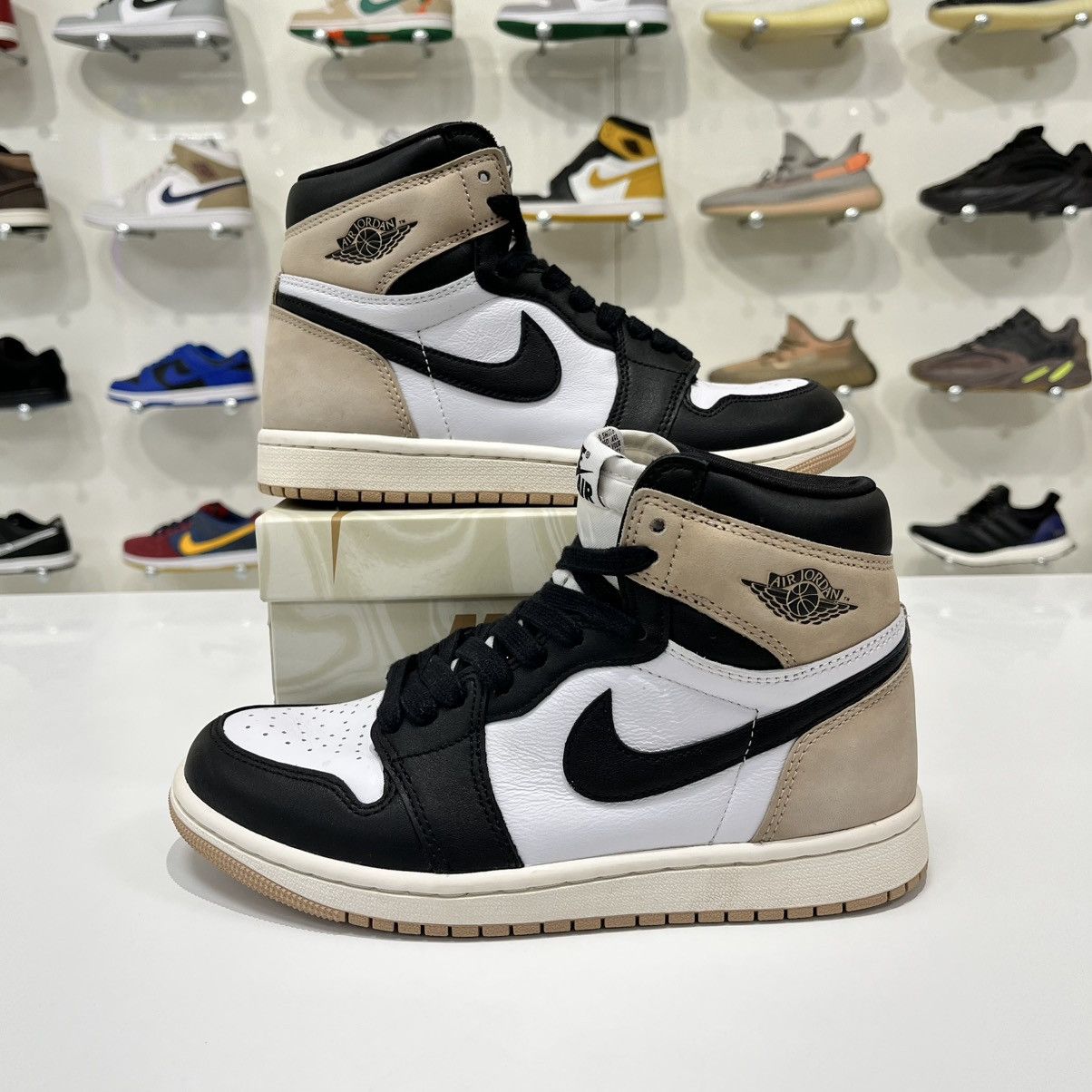 Nike Air Jordan 1 Retro High OG Latte (W) Size US 6.5 / IT 36.5 - 1 Thumbnail