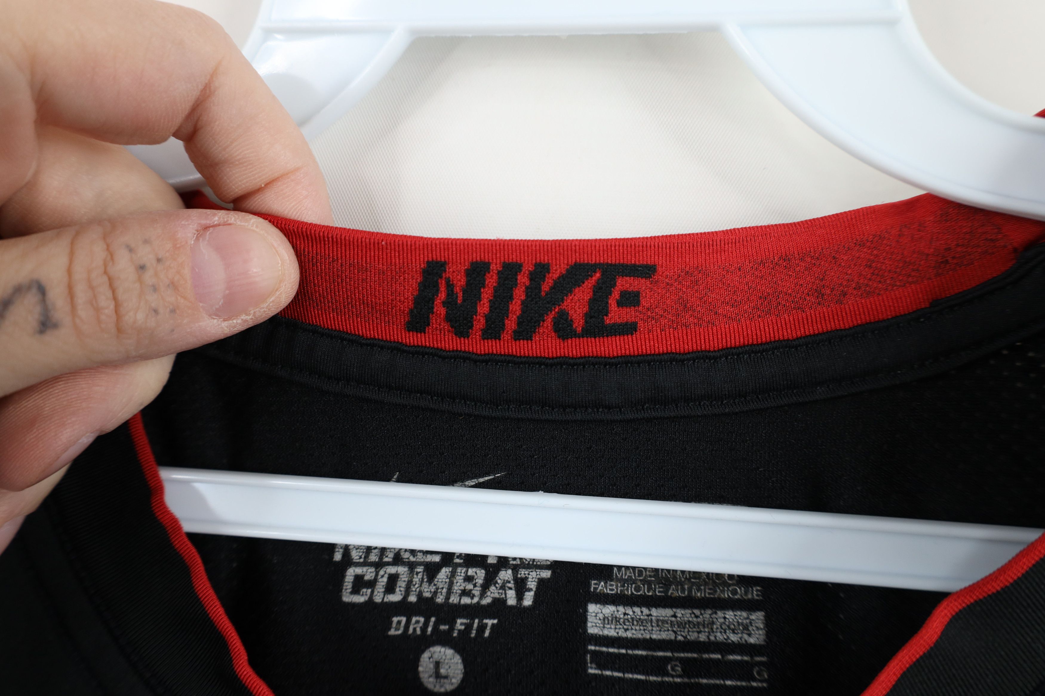 Nike × Vintage Nike Pro Combat Fitted Vented Training Gym T-Shirt Black Size US L / EU 52-54 / 3 - 9 Thumbnail
