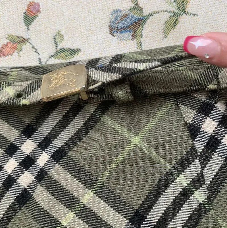 Burberry Burberry Green Wool Plaid Midi Skirt. Size 27" / US 4 / IT 40 - 7 Thumbnail