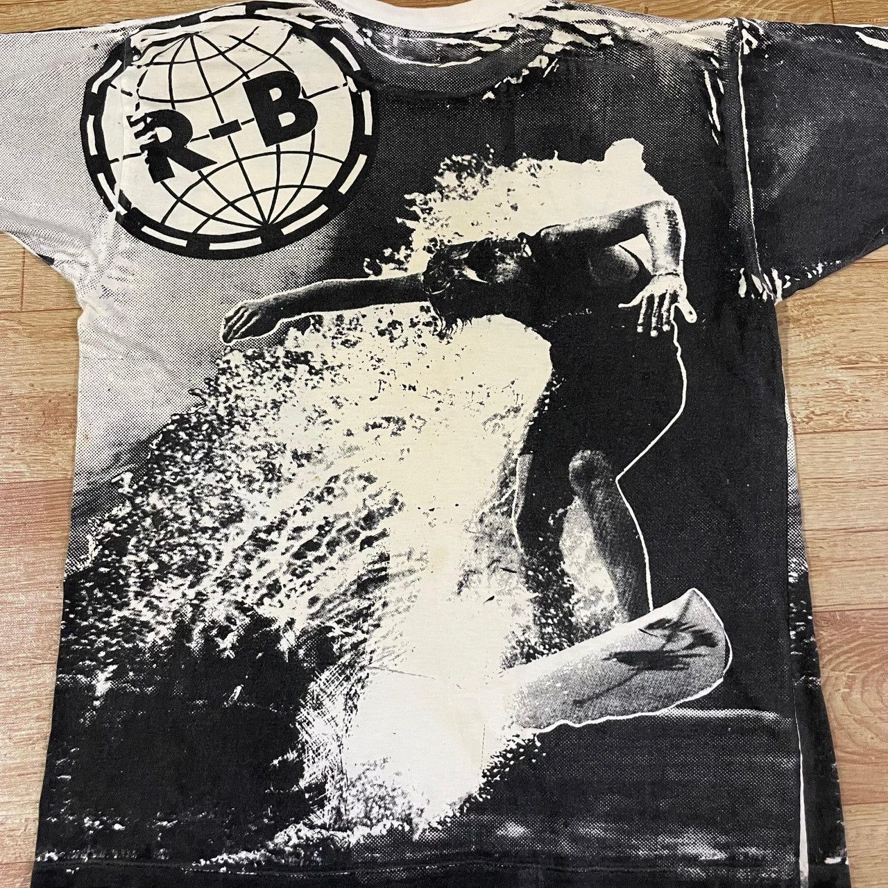 Vintage Vintage Rare Surfing All Over Print Tee Size US L / EU 52-54 / 3 - 4 Thumbnail