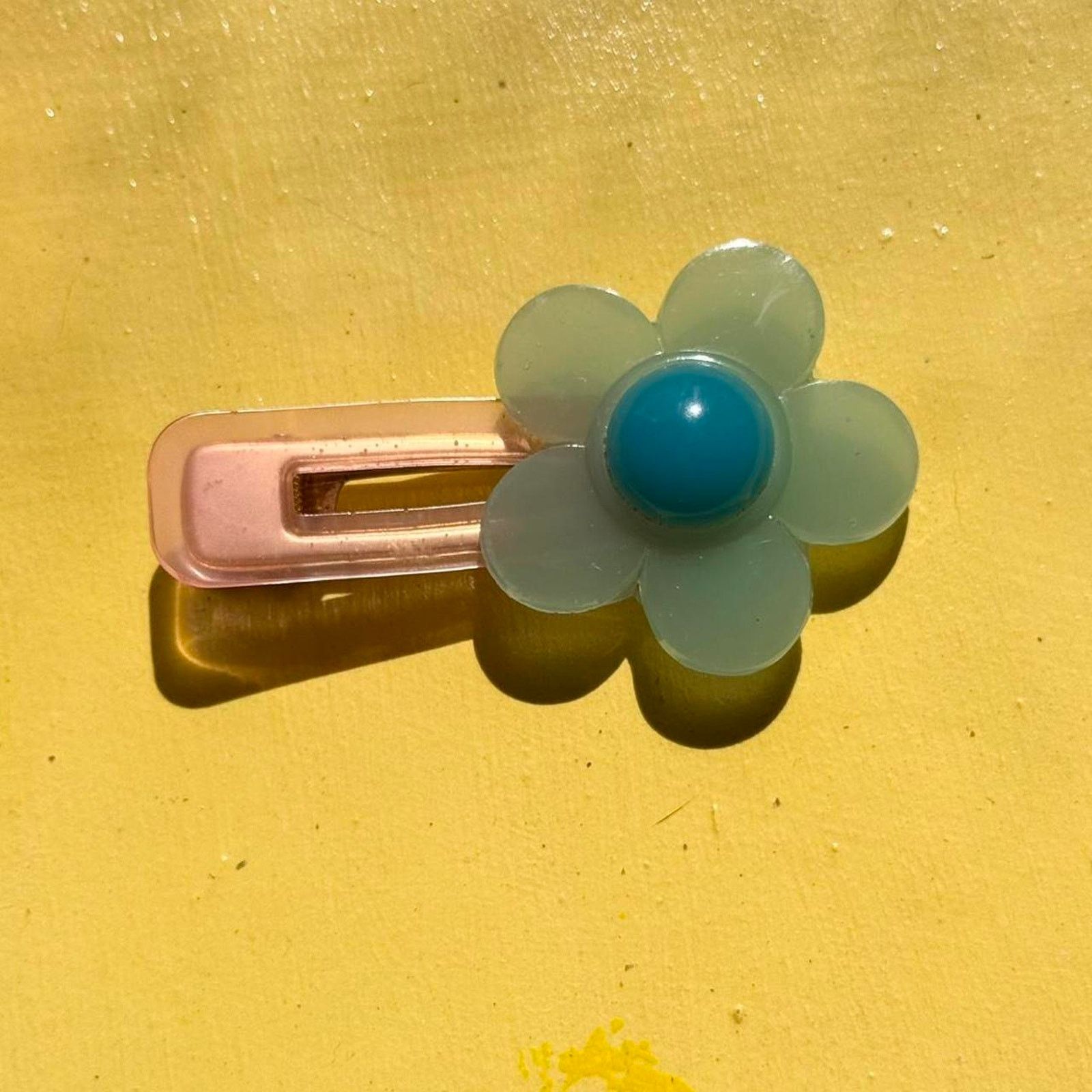 Other ✿ ⋆ 𓆩♡𓆪 Resin Daisy Hair Clip 𓆩♡𓆪 ⋆ ✿ Size ONE SIZE - 3 Thumbnail