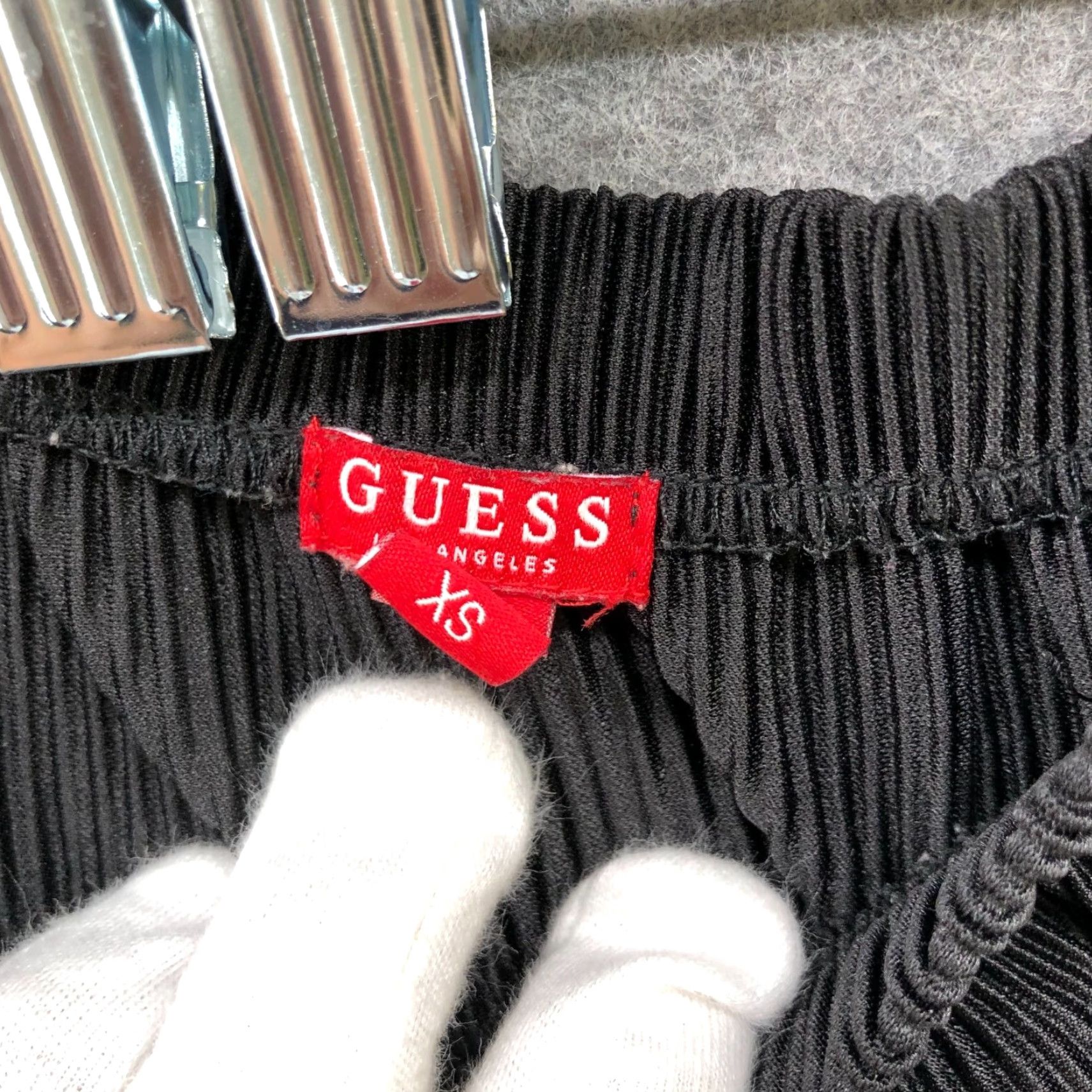 Guess Guess Top Womens Size XS Black Accordion Pleat Off Shoulder Flutter Sleeve Size XS / US 0-2 / IT 36-38 - 6 Thumbnail