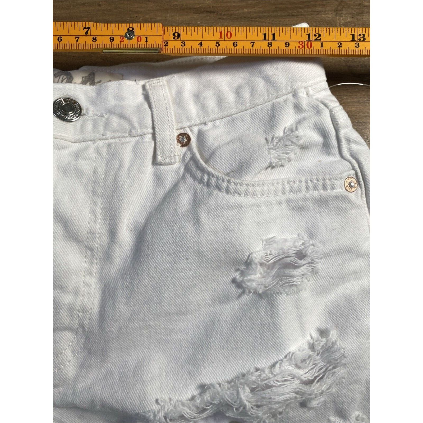 Free People Free People Maggie Mid Rise White Distress Denim Short 24 Size 24" / US 00 / IT 34 - 4 Thumbnail