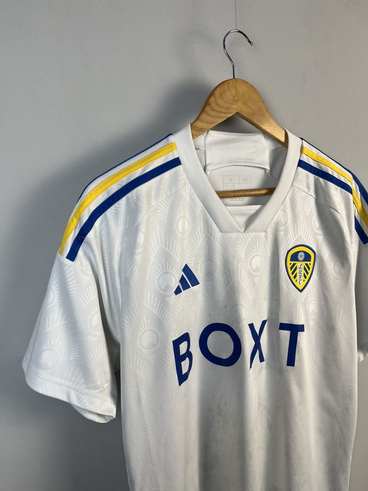 Other BNWT Adidas 2023-2024 Leeds United Home Soccer Jersey Size US L / EU 52-54 / 3 - 2 Thumbnail
