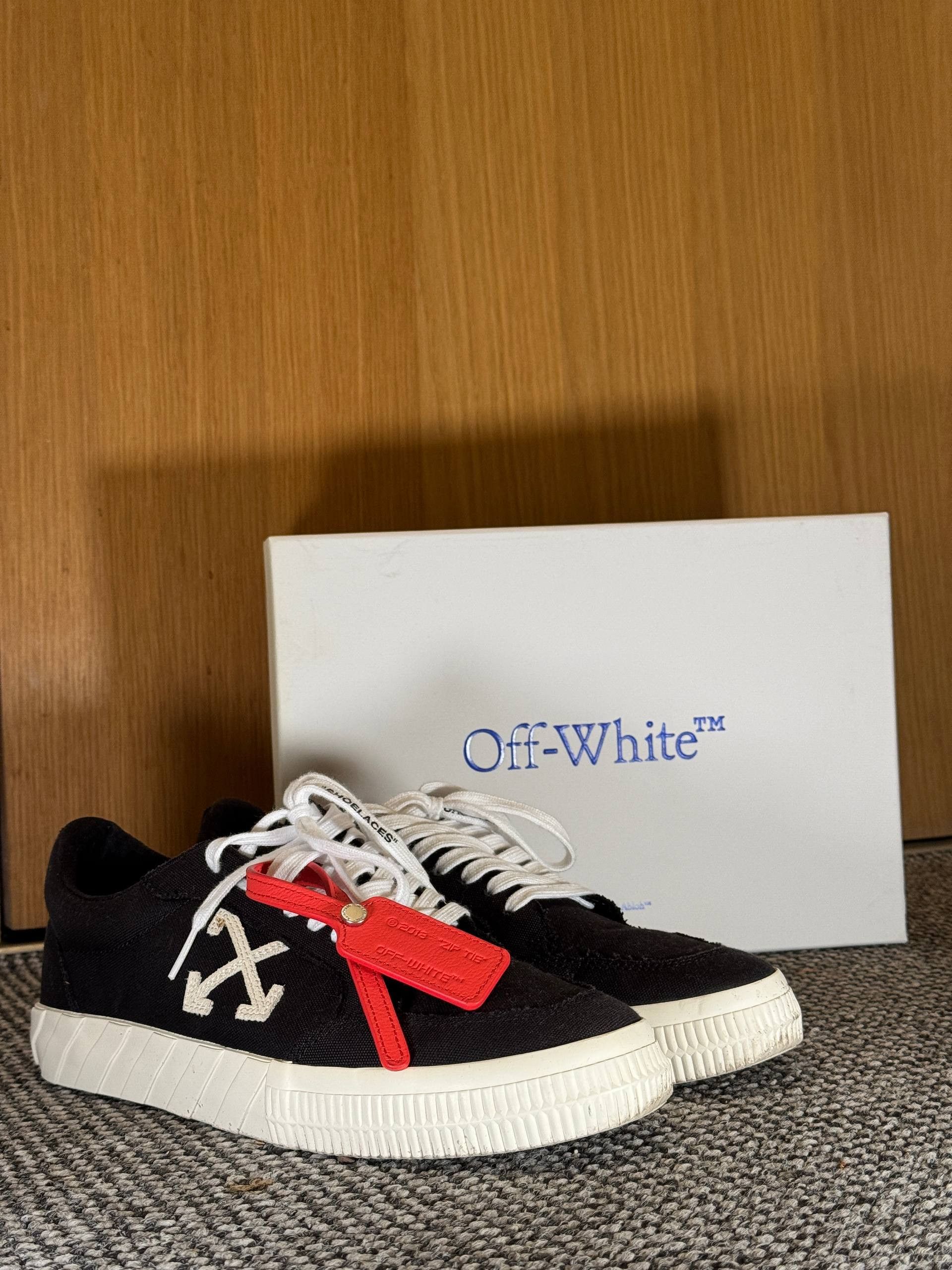 Off-White Off-White Off Vulcan Low Canvas Size US 10.5 / EU 43-44 - 1 Thumbnail