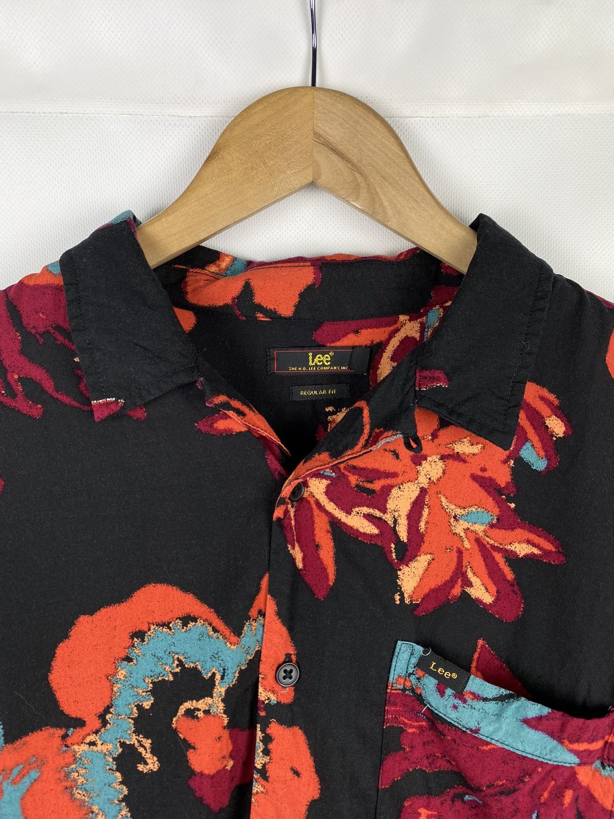 Lee Lee men’s Hawaiian overprinted shirt size L Size US L / EU 52-54 / 3 - 8 Thumbnail