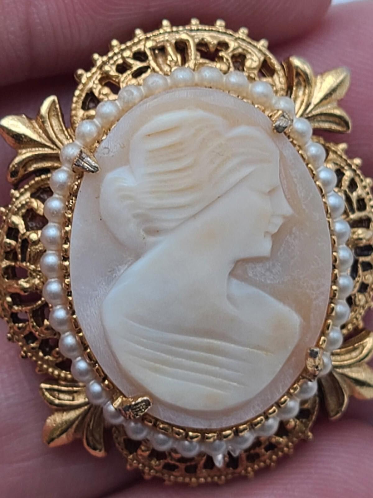 Conte of Florence Vintage Signed Perfect Florenza Cameo Brooch Carved Size ONE SIZE - 1 Thumbnail
