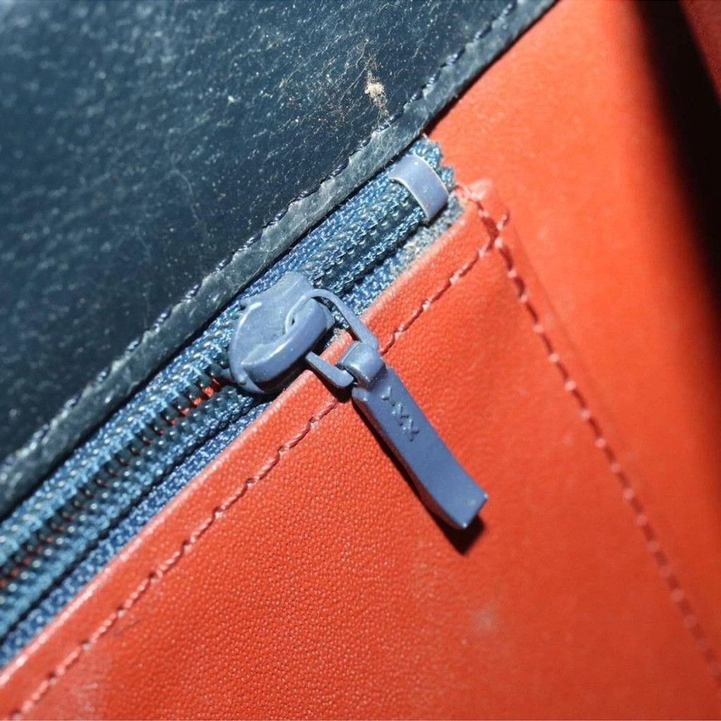 Yves Saint Laurent Yves Saint Laurent Dark Navy Leather Shoulder Bag Size ONE SIZE - 10 Thumbnail