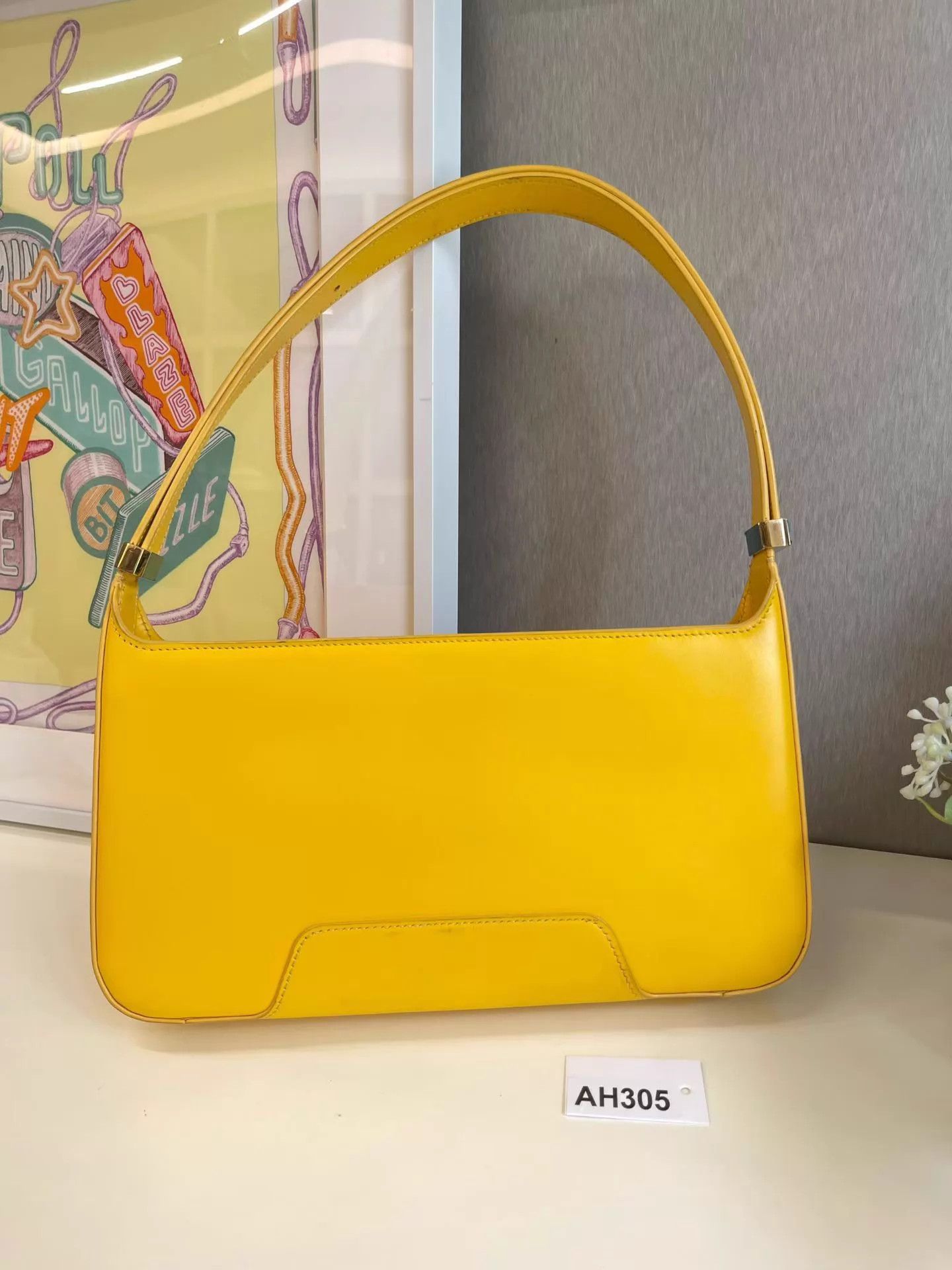 Burberry Burberry TB Yellow Armpit Bag Near New AH305 Size ONE SIZE - 4 Thumbnail