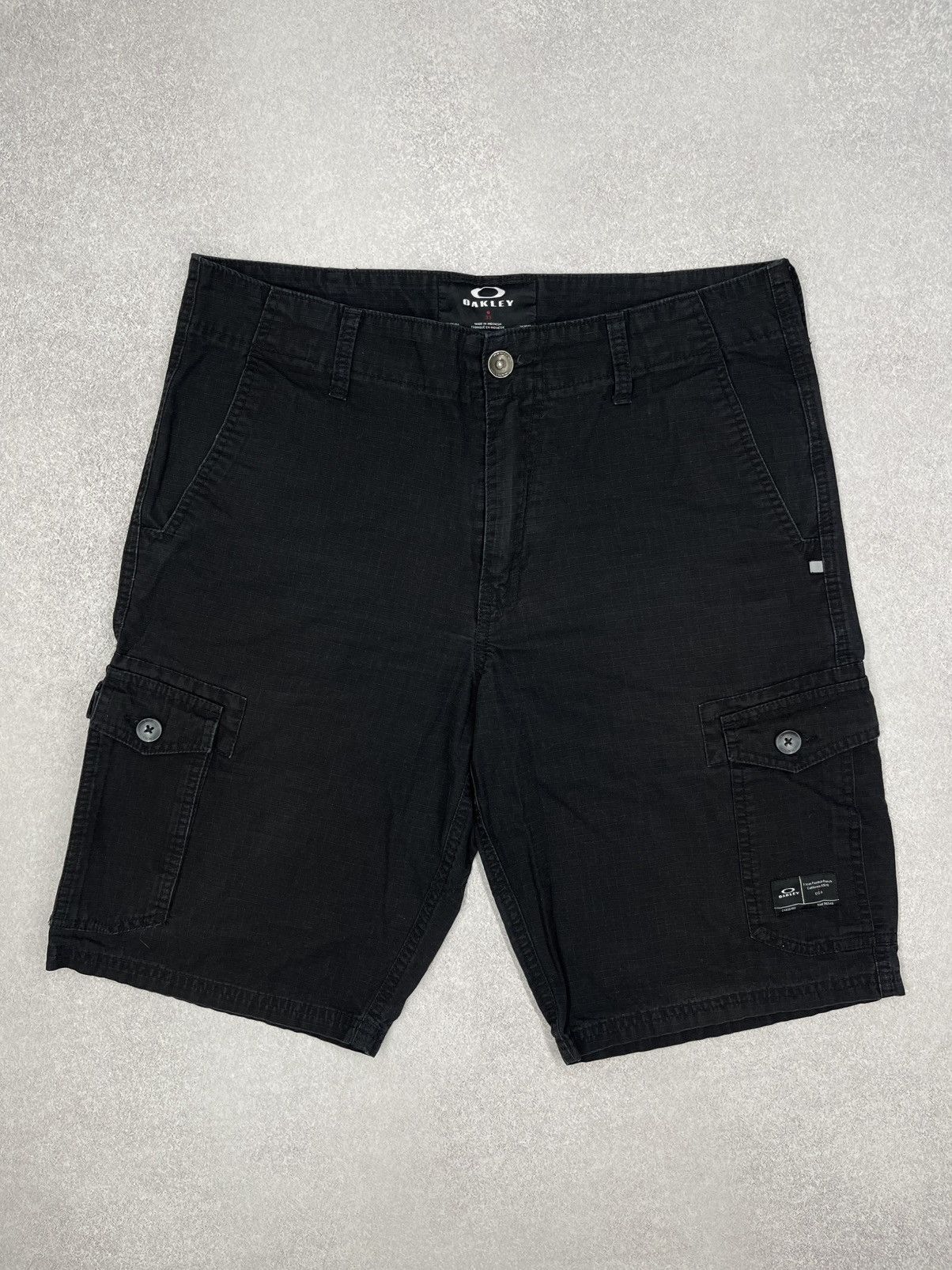 Oakley Vintage Oakley Cargo Shorts Black Y2K Skateboard Size US 33 - 2 Thumbnail