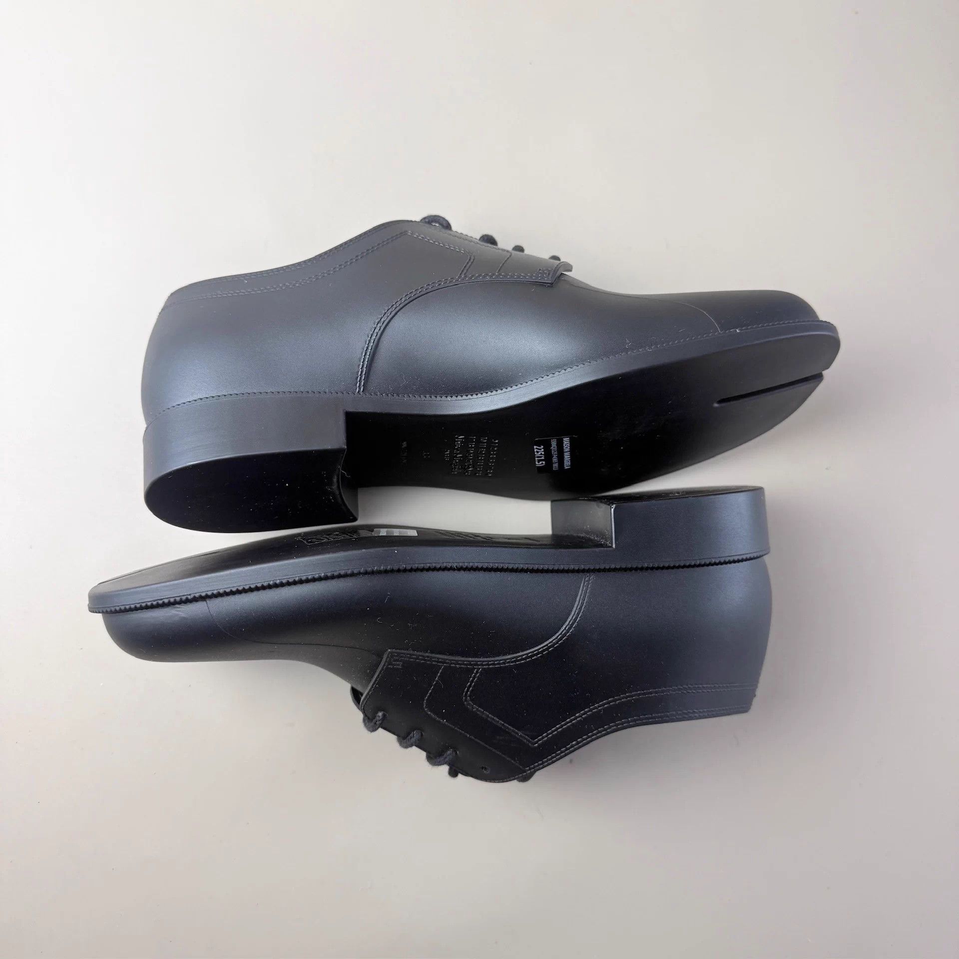 Maison Margiela Maison Margiela black low heel Tabi shoes EUR 35 mint Size US 4 / IT 34 - 4 Thumbnail