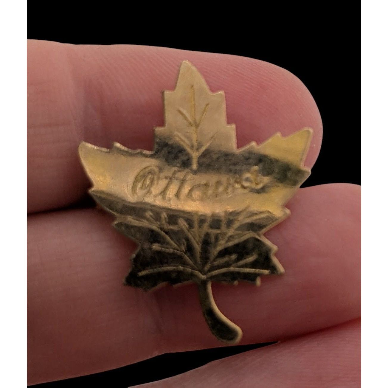 Other Vintage Canadian Ottowa Engraved Maple Leaf Gold Tone Souven Size ONE SIZE - 2 Thumbnail