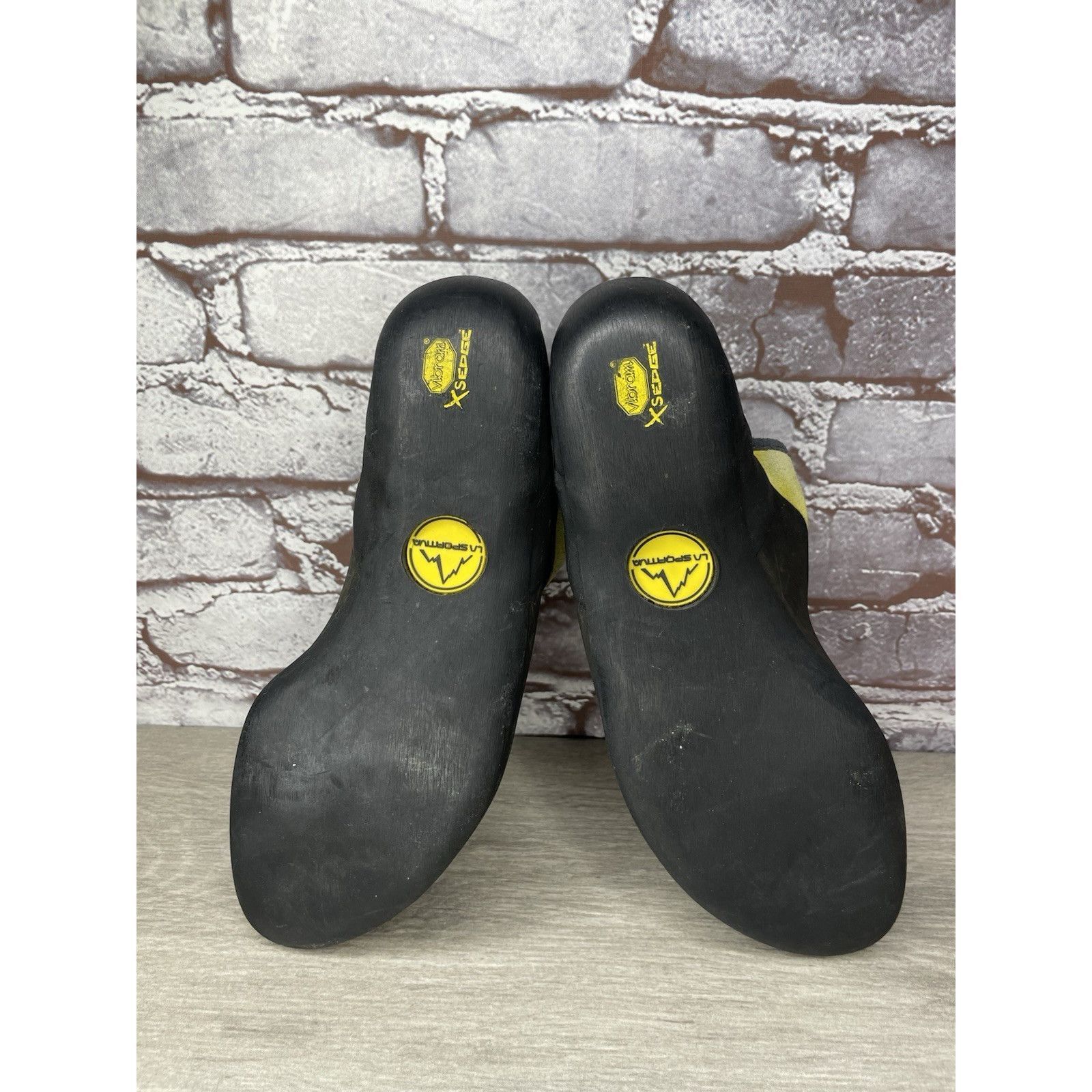 La Sportiva La Sportiva Vibram Miura Black Synthetic Yellow Climbing Sho Size US 10.5 / EU 43-44 - 18 Thumbnail