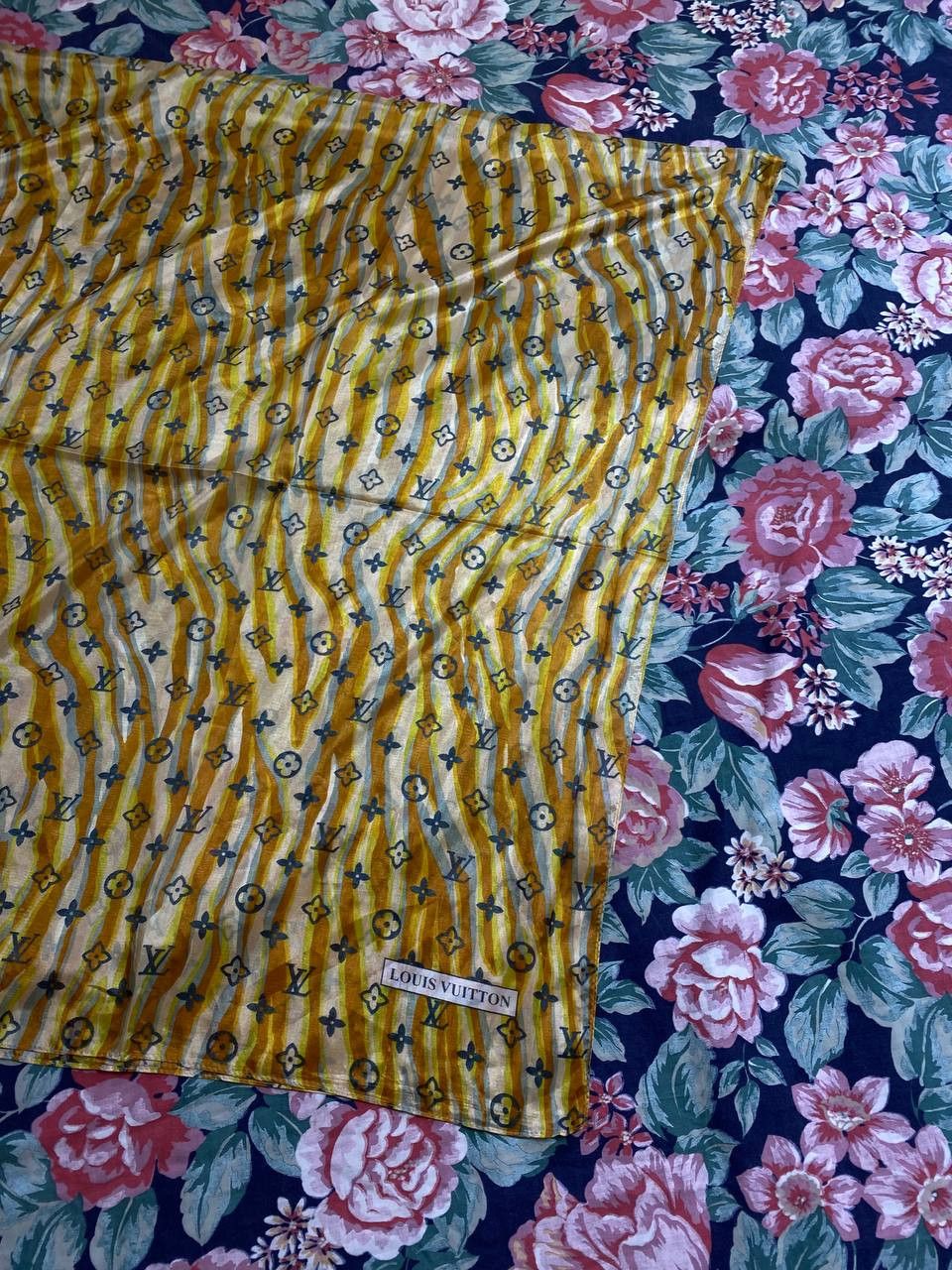 Louis Vuitton Louis Vuitton Multicolor Silk Geometric Shawl Scarf . Size ONE SIZE - 2 Thumbnail