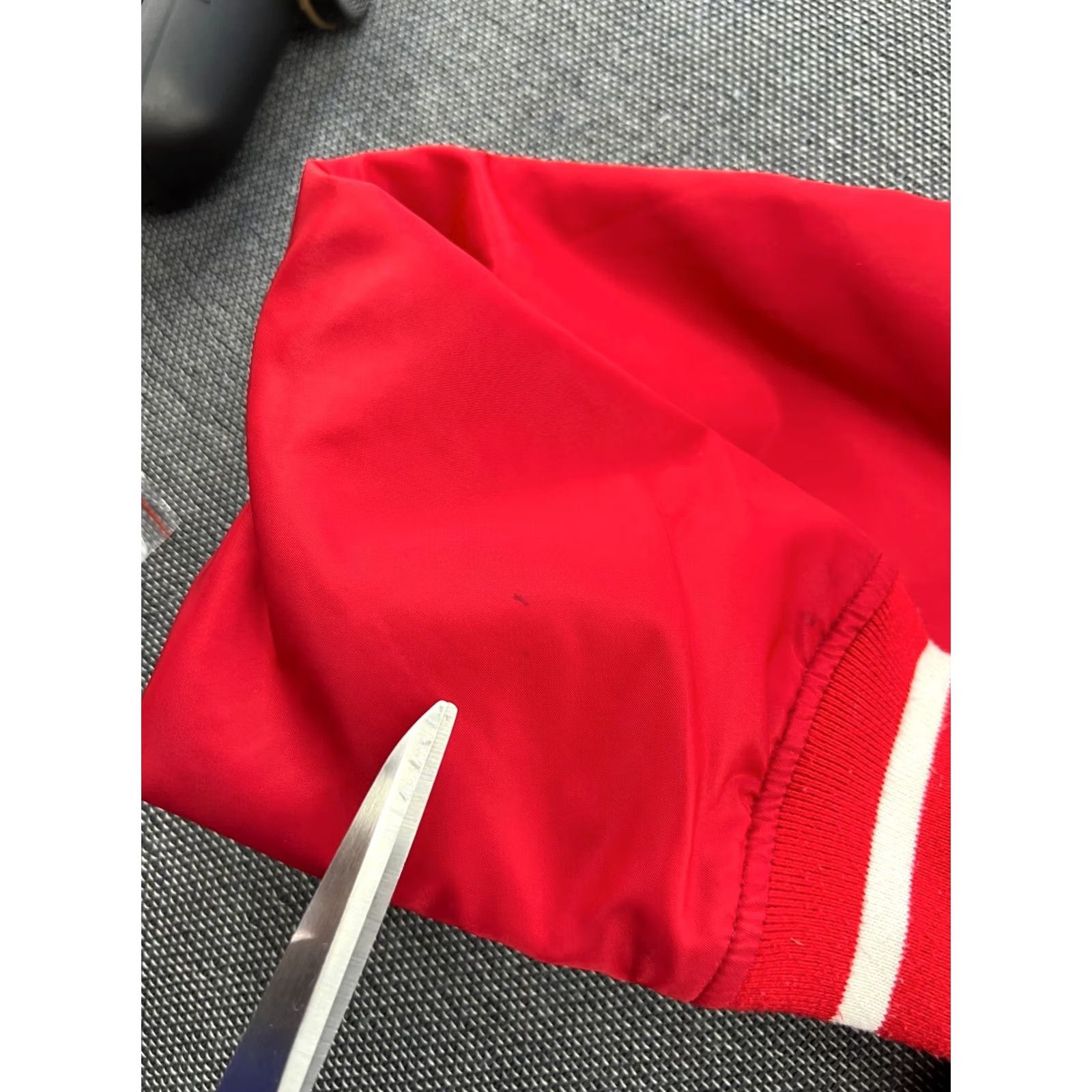 Starter Chicago Bulls Starter Black label Varsity Satin Bomber Jacket Mens M Red Nike Shirt Size US M / EU 48-50 / 2 - 3 Thumbnail