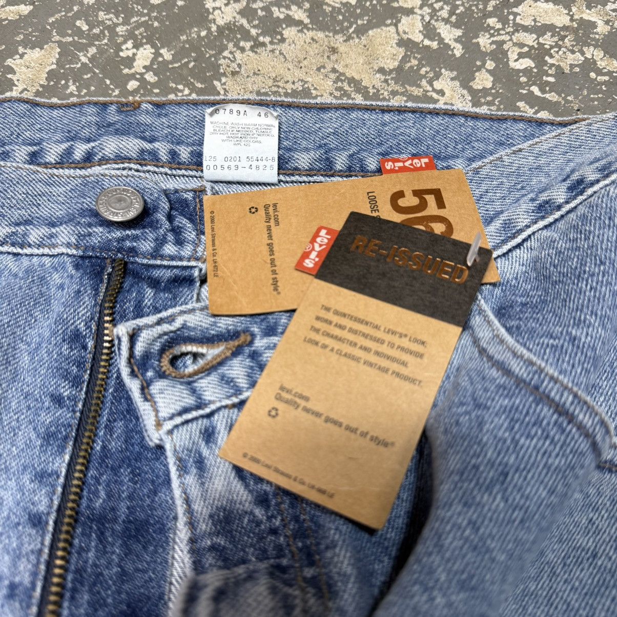 Levi's Vintage Levi’s 569 Loose Baggy Blue Light Wash Denim Jeans Size US 37 - 8 Thumbnail