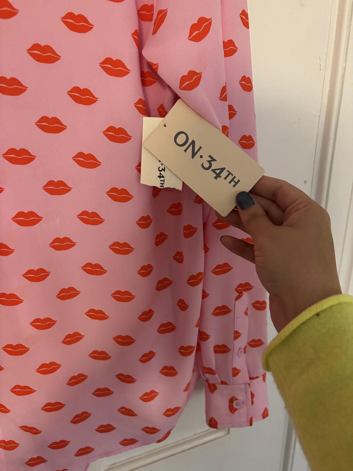 Other NWT Pink Long Sleeve Button-Up Blouse with Red Lips Print Size M / US 6-8 / IT 42-44 - 5 Thumbnail