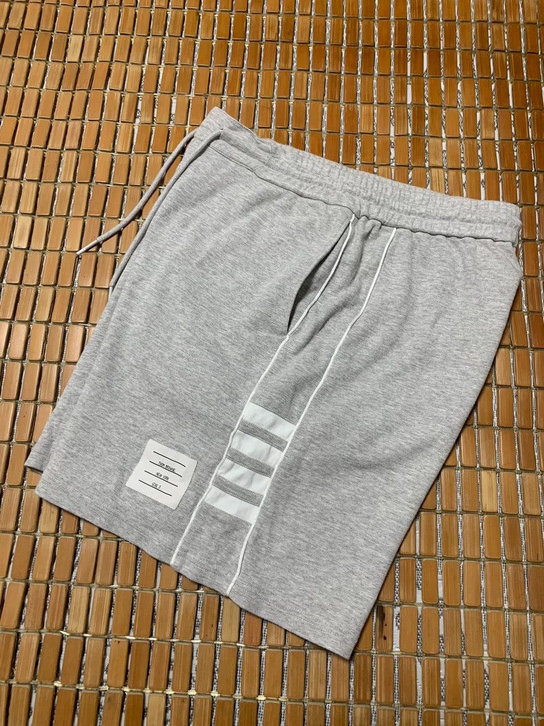 Thom Browne Thom Browne size3 Classic side-striped shorts Size US 26 / EU 42 - 4 Thumbnail