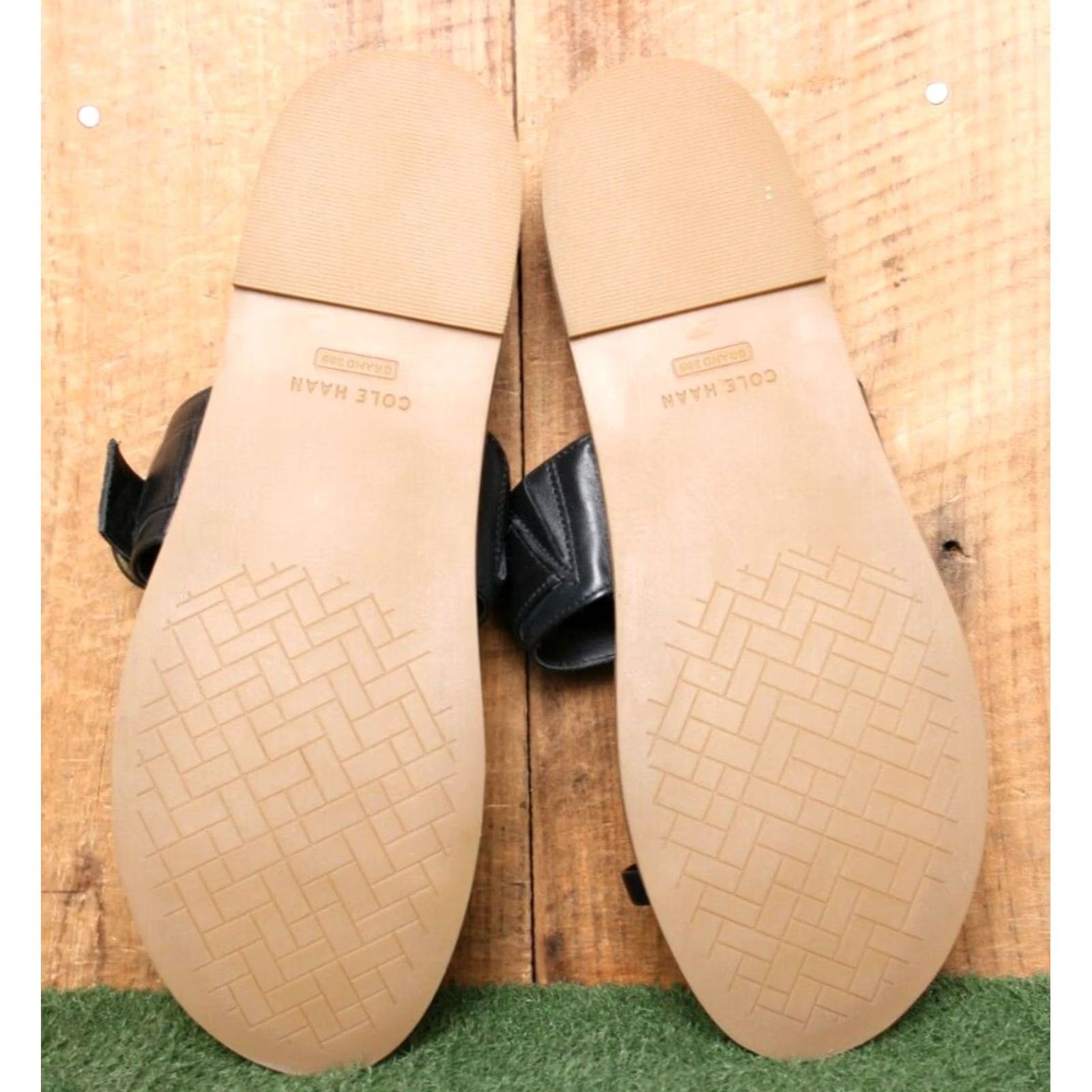 Cole Haan VINTAGE? COLE HAAN Abbie Black Leather Toe Loop Slide Flat Sandals Sz. 9.5 B Womens Slide Leather Black 9.5 Cole Haan Abbie Size US 10 / IT 40 - 5 Thumbnail