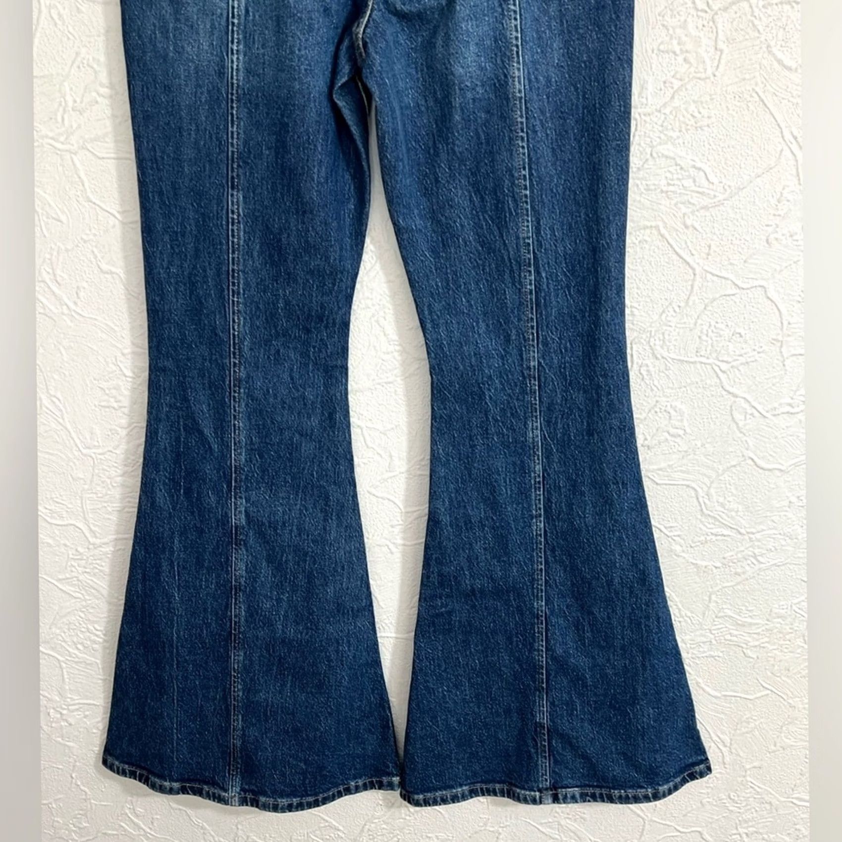 Forever 21 FOREVER 21 Women’s Premium Denim Dark Flare Jean Size 27x32 High Rise NWT Jeans Flared Blue Women’s 27 Regular Dark Blue NWT Size 27" / US 4 / IT 40 - 7 Thumbnail