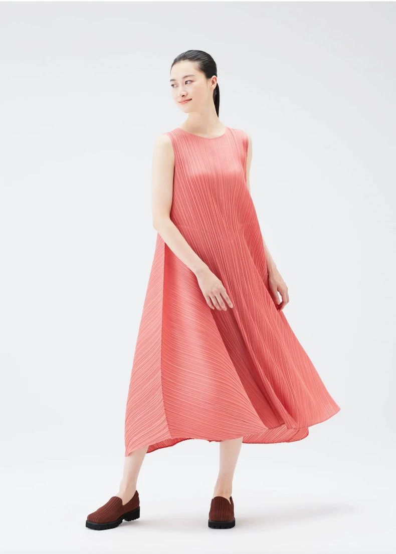 Issey Miyake Issey Miyake size:5 Bordeaux red shining dress Size XS / US 0-2 / IT 36-38 - 2 Thumbnail