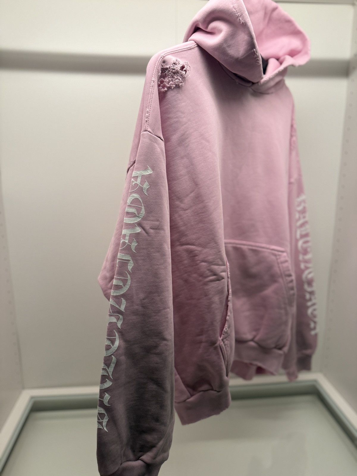 Balenciaga Balenciaga pink gothic logo distressed hoodie Size US M / EU 48-50 / 2 - 2 Thumbnail