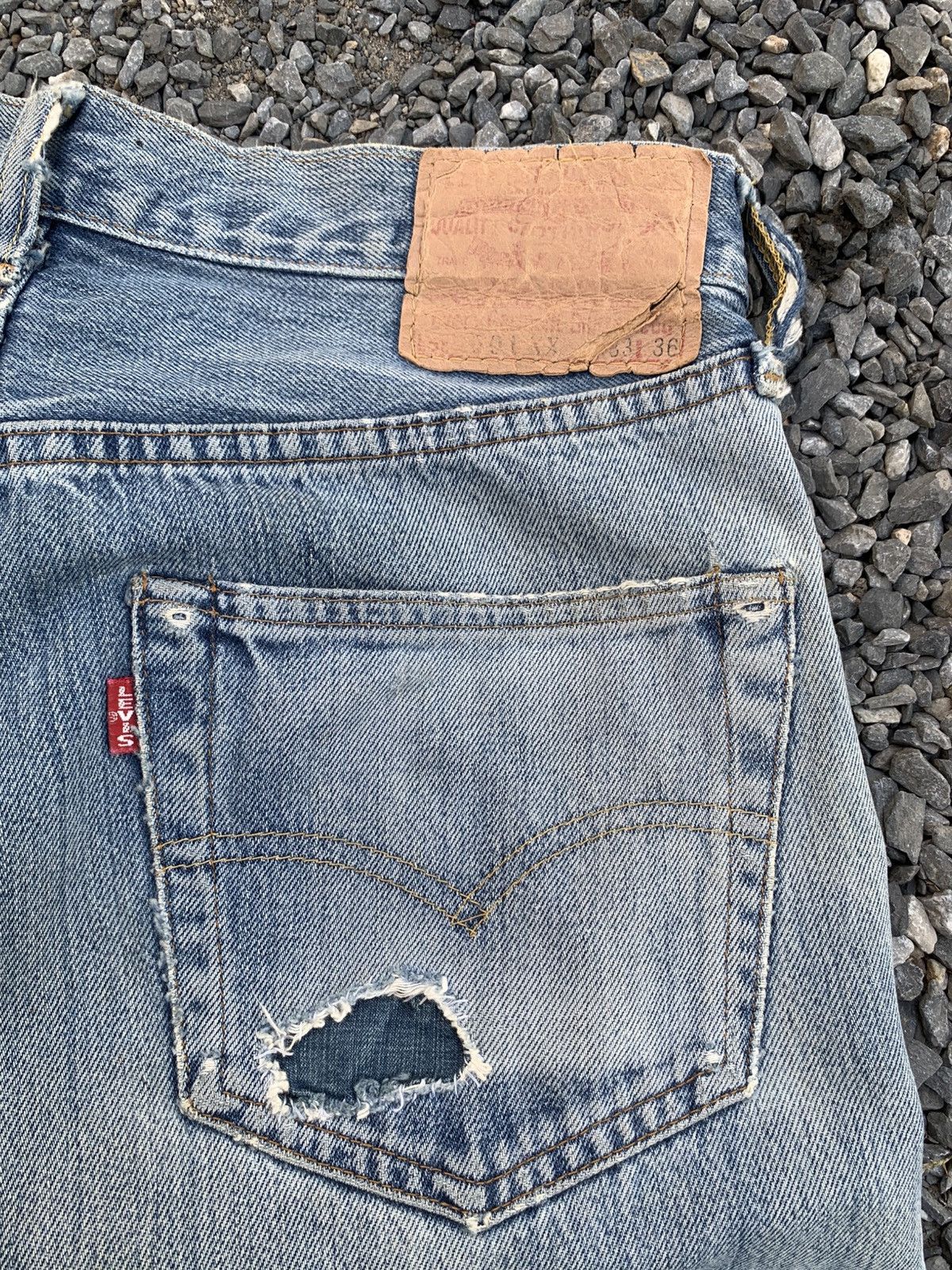 Levi's Vintage Clothing VINTAGE LEVI'S 501 BIG E #555 SELVEDGE DISTRESSED DENIM Size US 30 / EU 46 - 15 Thumbnail