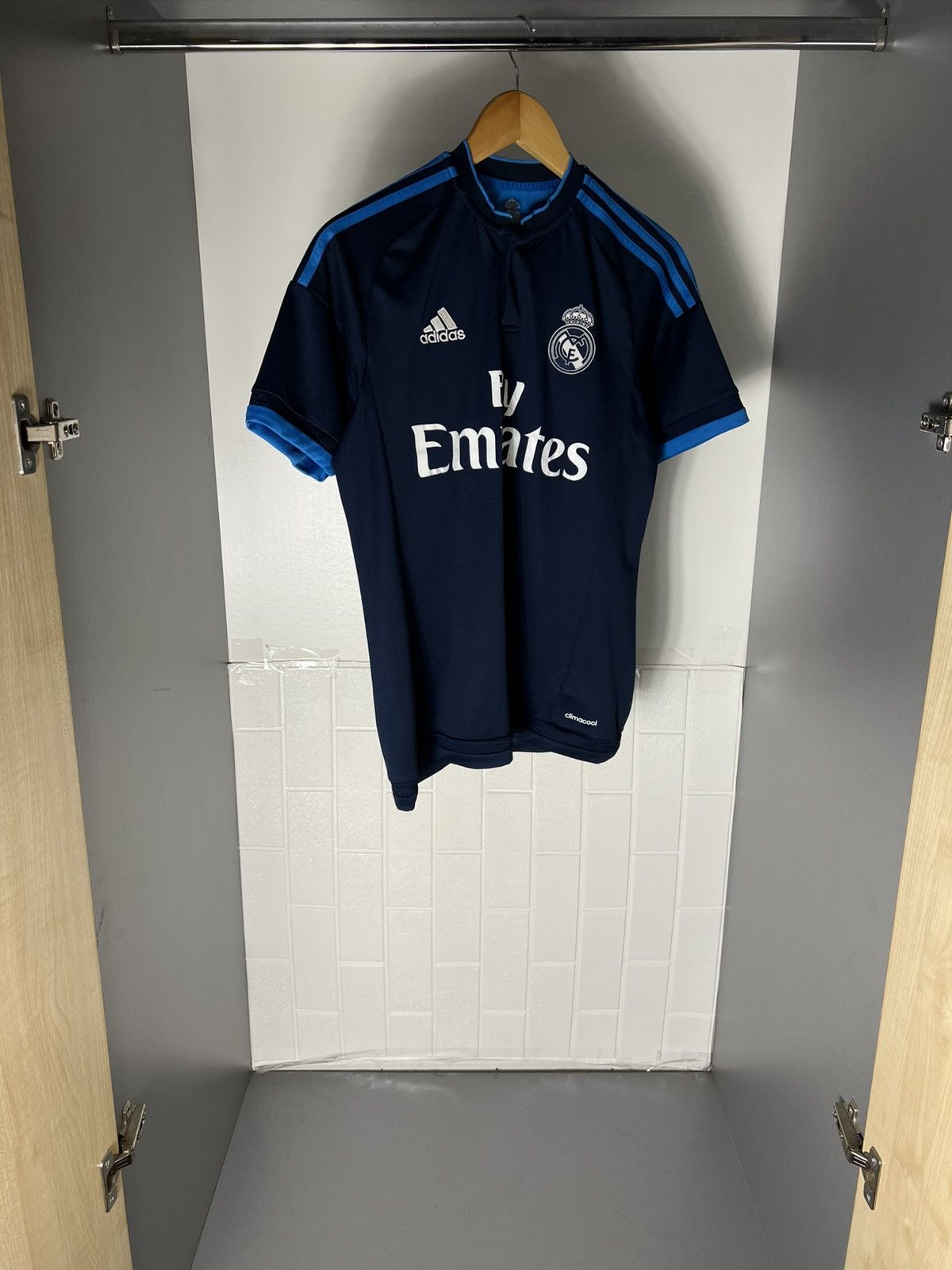 Adidas VINTAGE ADIDAS FC REAL MADRID SPAIN SOCCER JERSEY RETRO Y2K Size US S / EU 44-46 / 1 - 6 Thumbnail