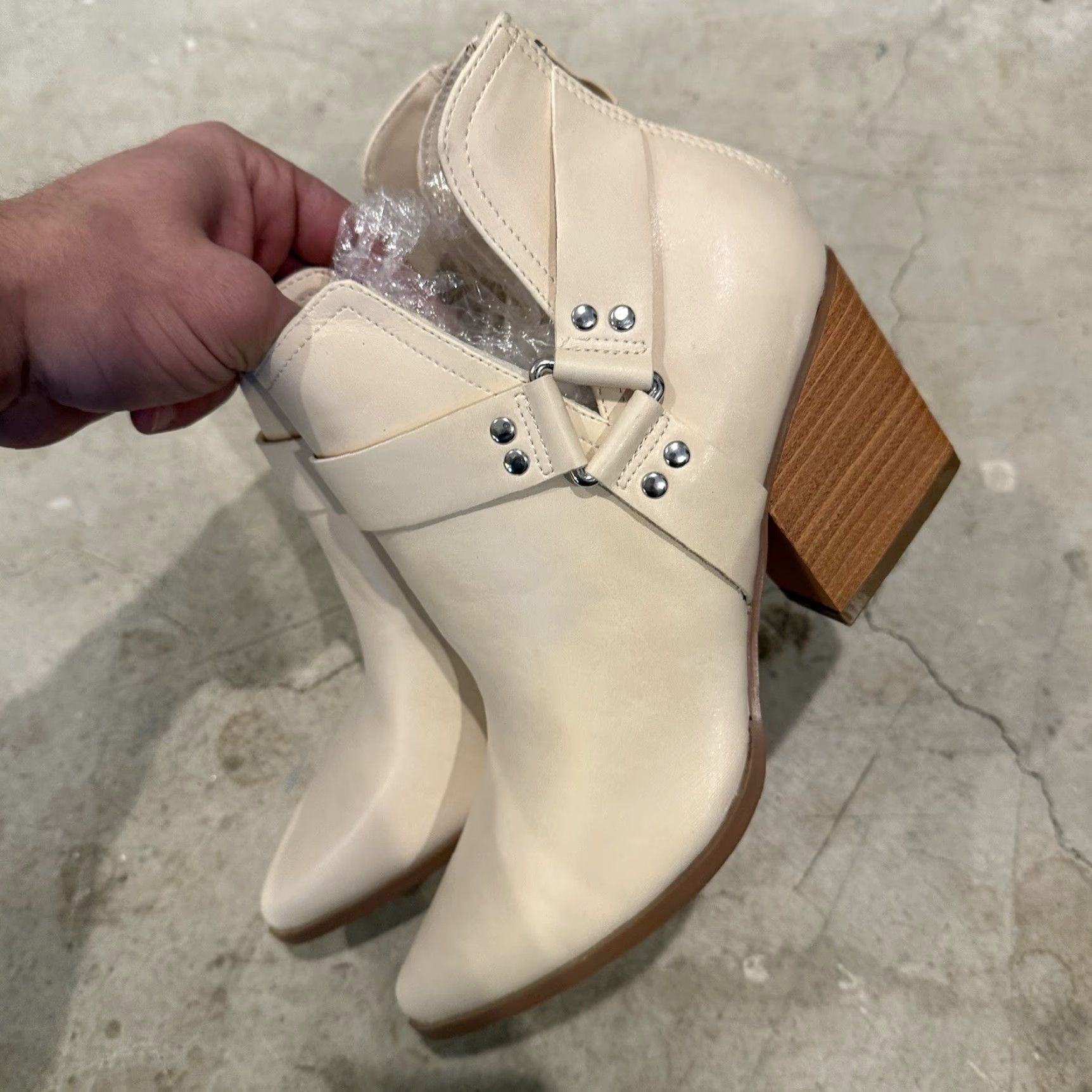 Vintage Coutgo Women's Boot Ankle Beige V Cutout Pointed Toe Faux Leather Block Heel Western 8.5 US Shoe Size Mid (2-2.9 in) Pre-owned Good Size US 9 / IT 39 - 6 Thumbnail