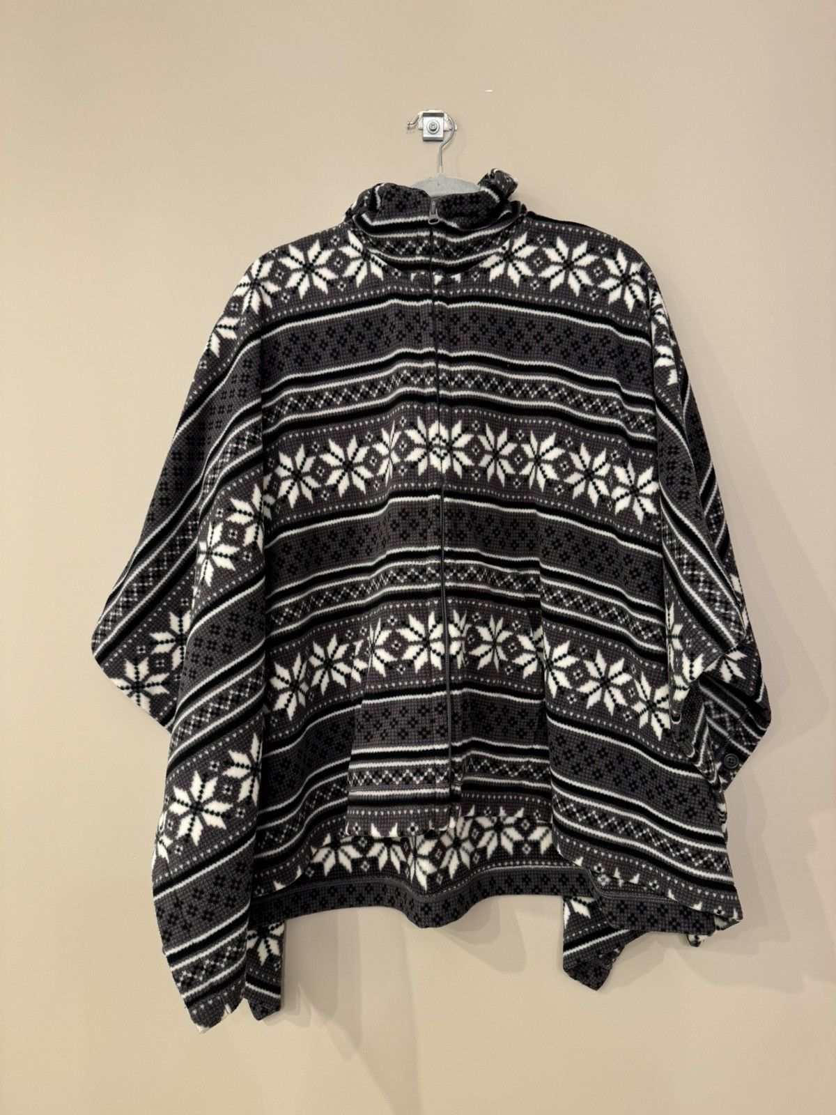 Uniqlo Uniqlo Poncho warm winter item sweater hoodie Size US L / EU 52-54 / 3 - 1 Thumbnail