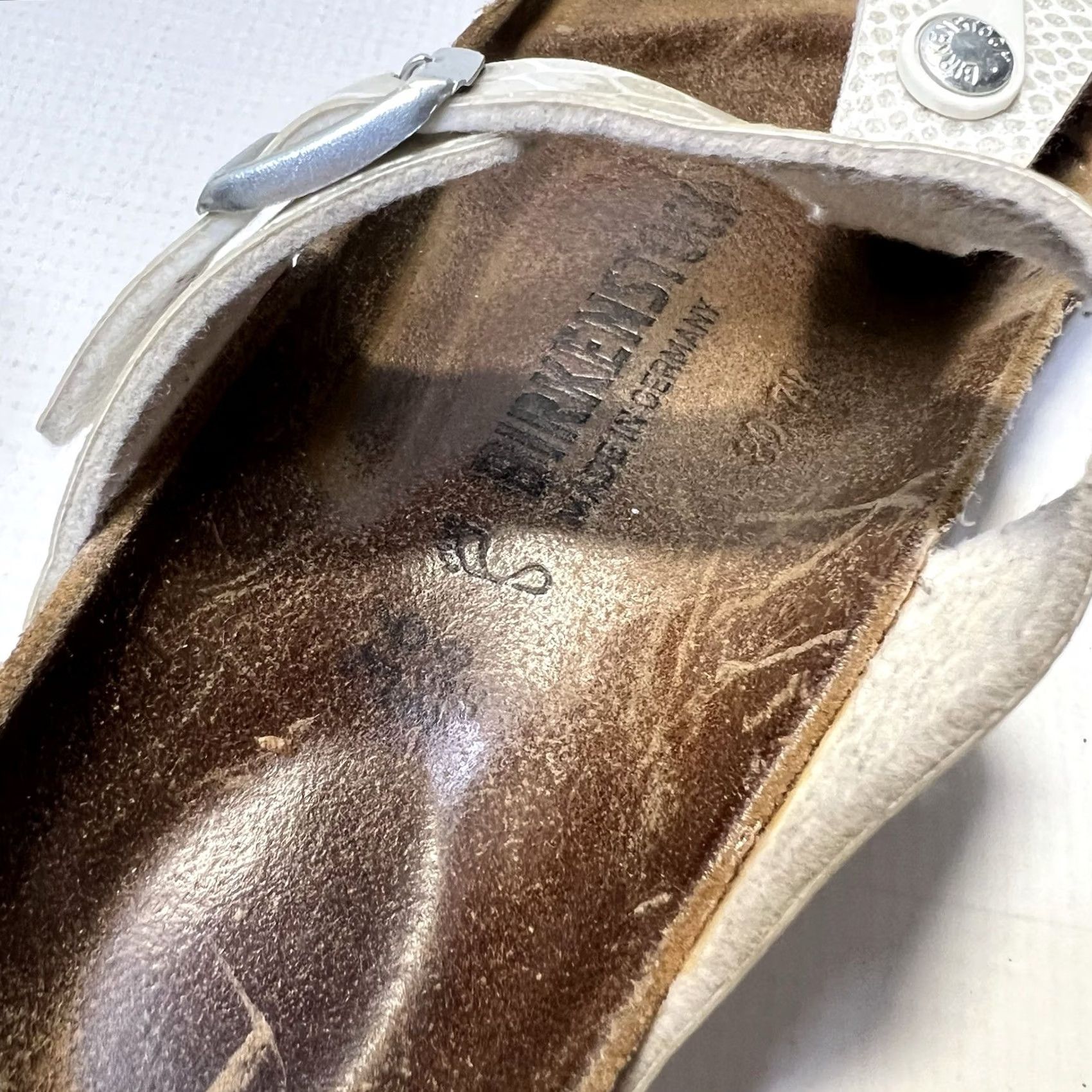 Birkenstock Birkenstock Gizeh Women Sandal White Snake Skin Animal Print Size 36 EU / 5US Slip On Slide Casual Comfort Adjustable Strap Buckle Flat Leather Size US 5 / IT 35 - 7 Thumbnail