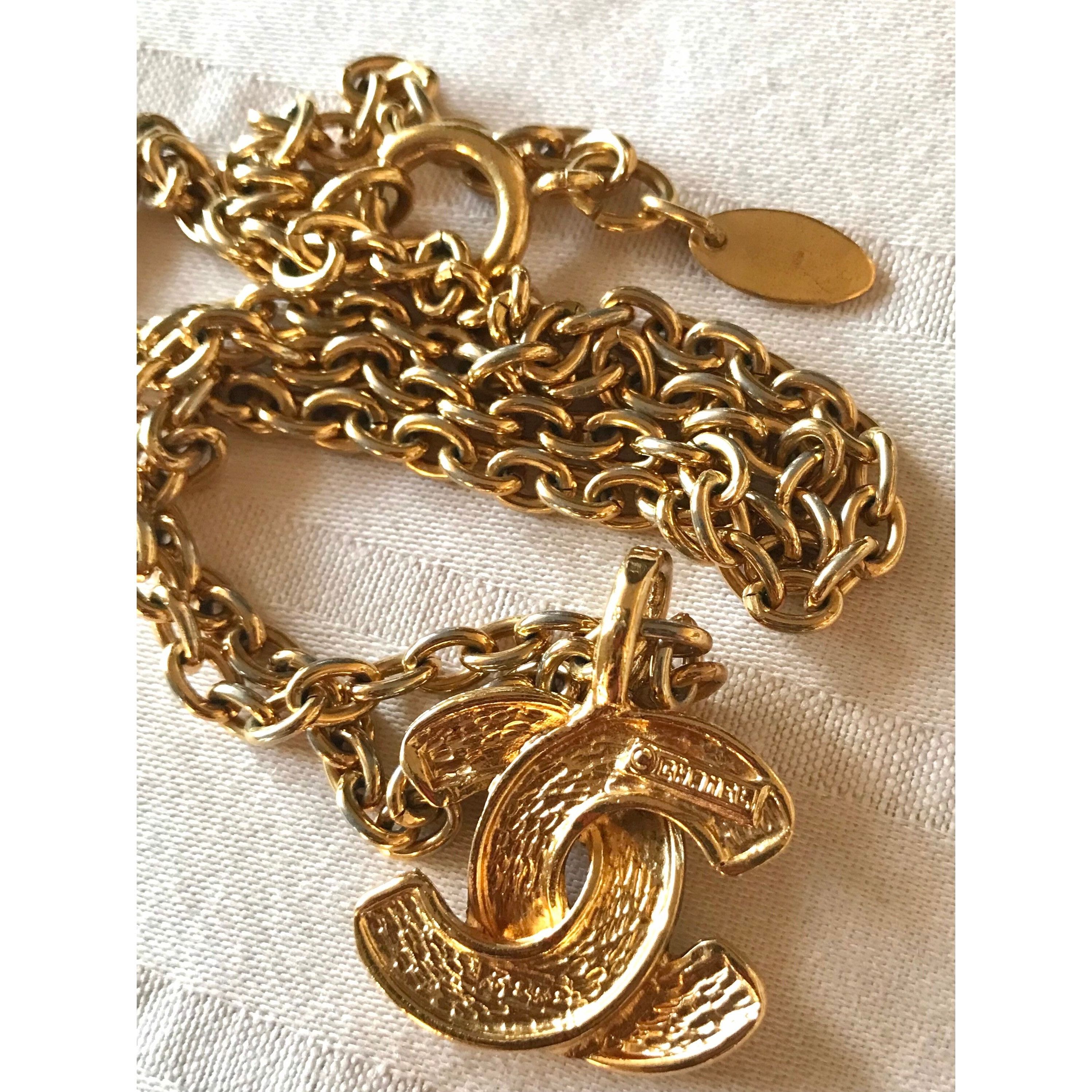 Vintage CHANEL classic chain necklace with mini matelasse CC