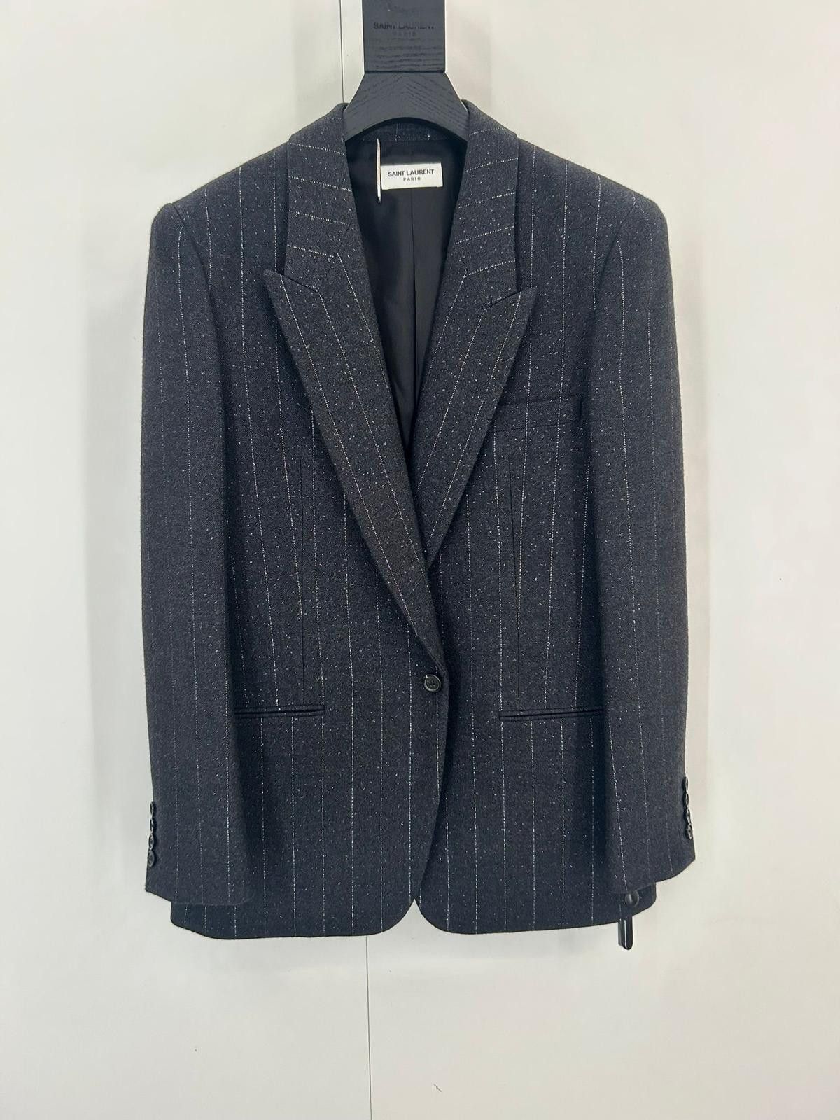 Single-Breasted jacket made with responsible wool