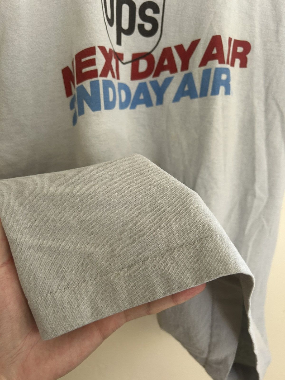 Vintage Vintage UPS Next Day Air 2nd Day Air Mail Shipping T-shirt Size US L / EU 52-54 / 3 - 6 Thumbnail