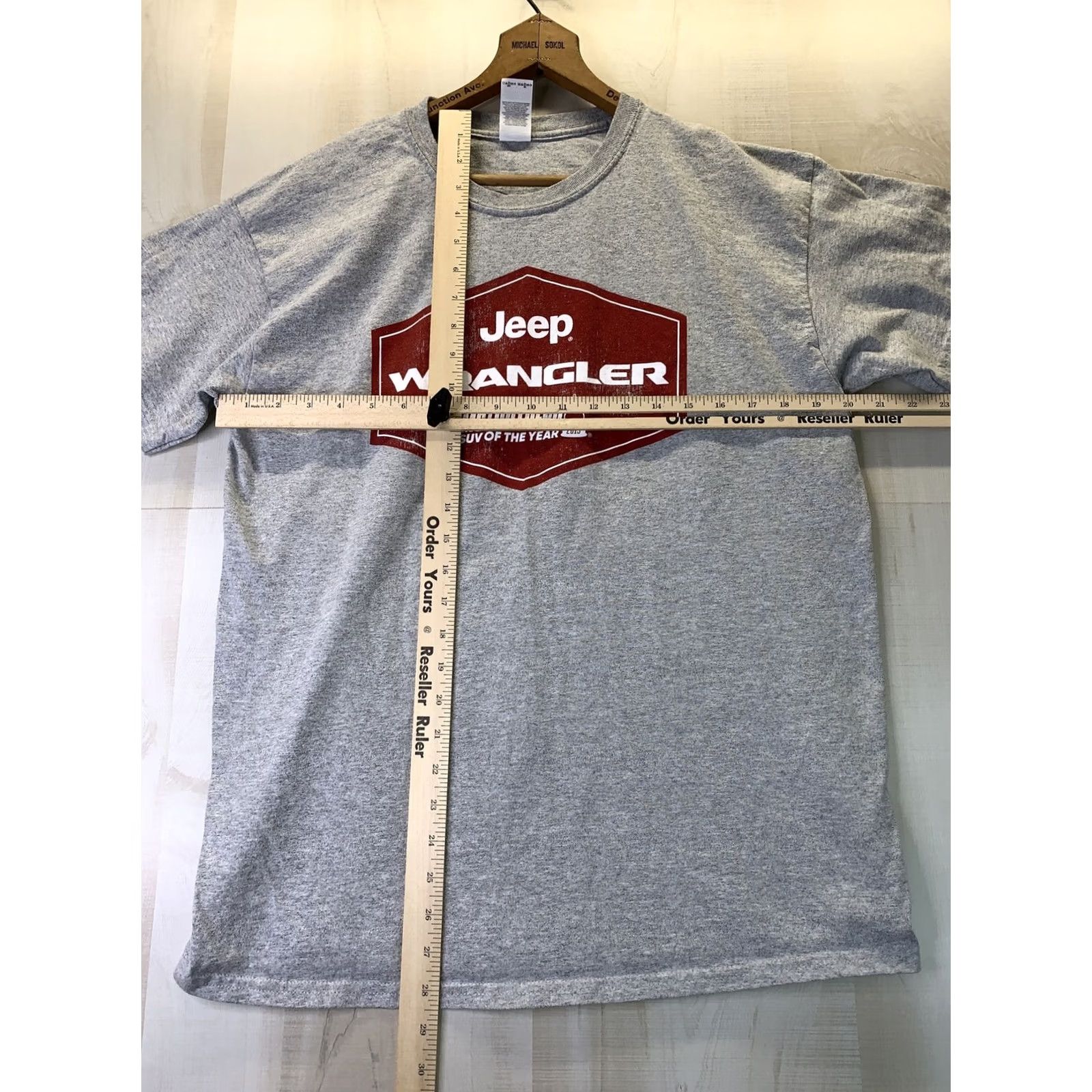 Gildan VINTAGE Jeep Wrangler 2019 Distressed Logo Graphic Print Men’s SZ L Gray T-Shirt #3374 Size US L / EU 52-54 / 3 - 2 Thumbnail