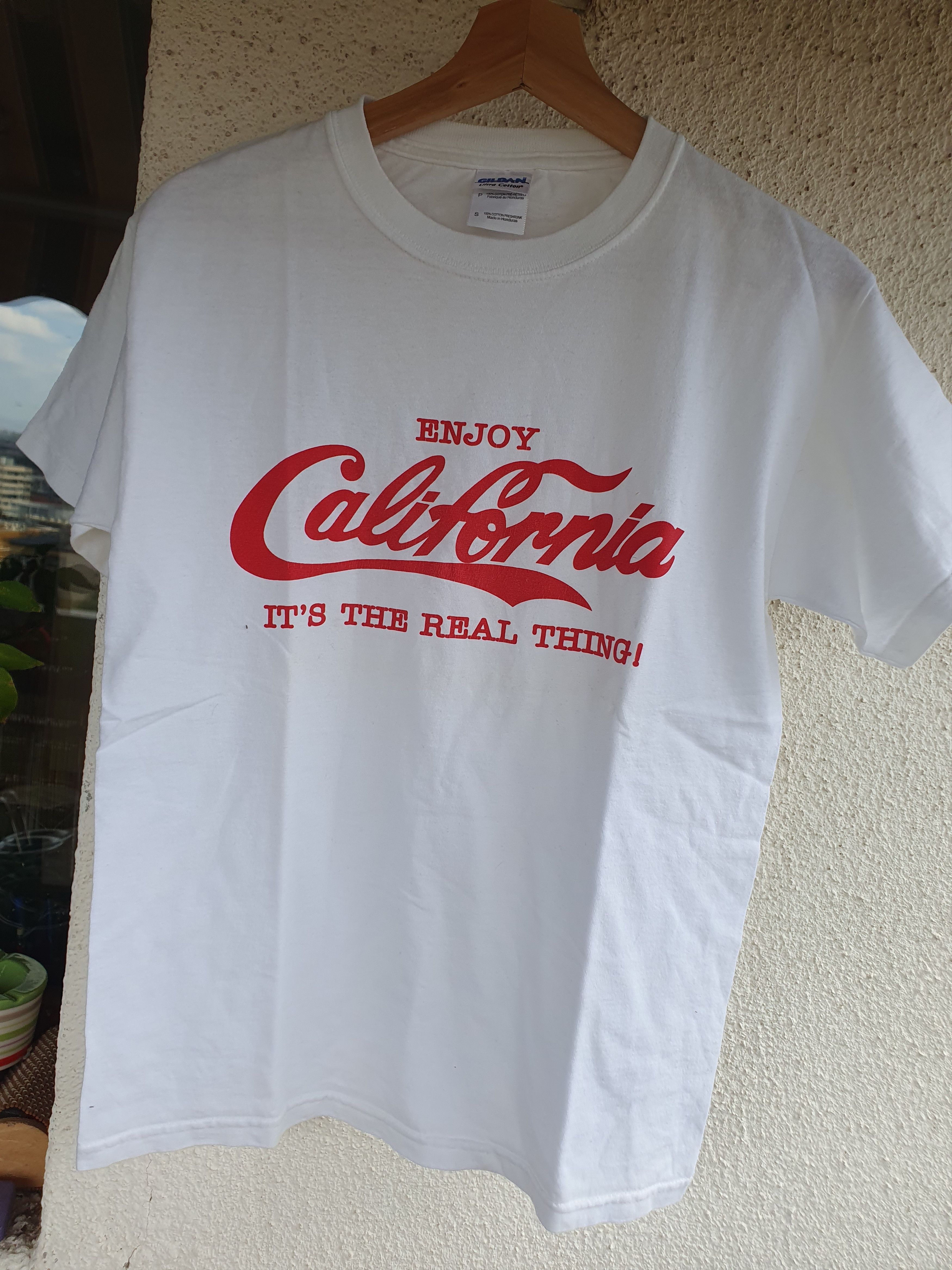 Gildan Enjoy California Coca Cola Font Destination t-shirt sz M Size US S / EU 44-46 / 1 - 3 Thumbnail