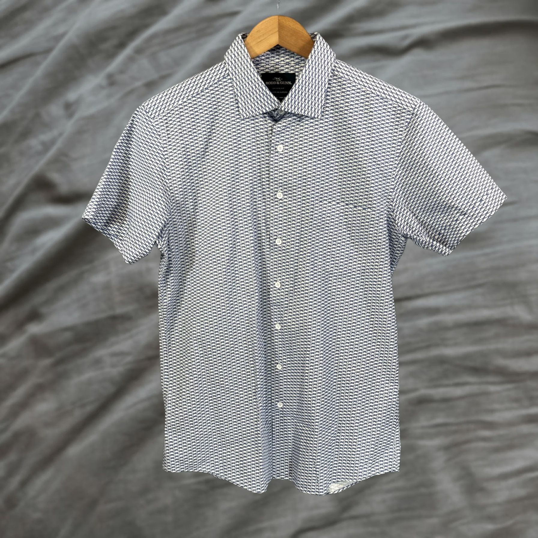 Rodd & Gunn Rodd & Gunn Shirt Mens M White Blue Fish Print Short Sleeve Sports Fit Size US M / EU 48-50 / 2 - 1 Thumbnail