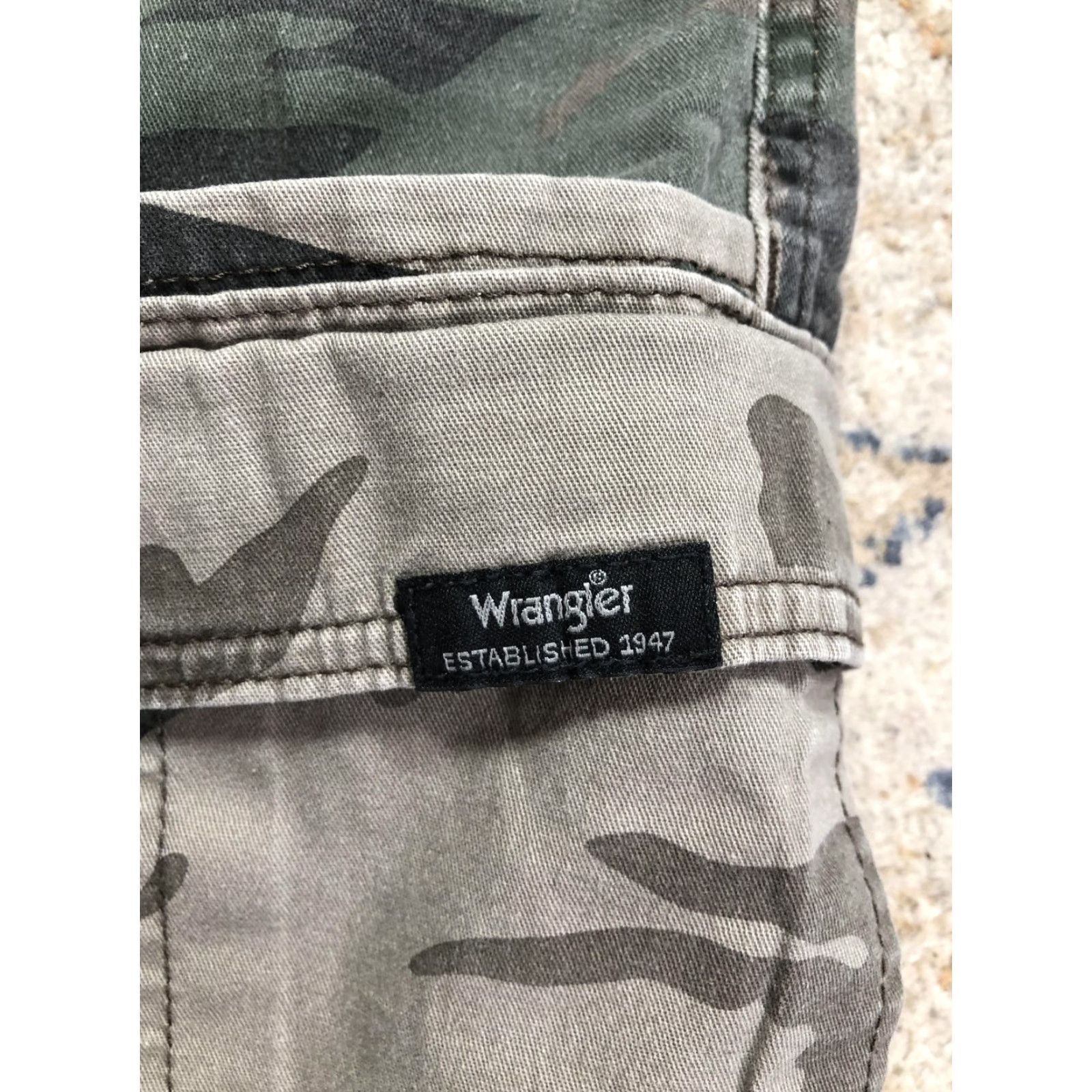 Wrangler Wrangler Cargo Shorts Mens 34 Green Camo Stretch Pockets Outdoor 11 Inseam Size US 34 / EU 50 - 6 Thumbnail