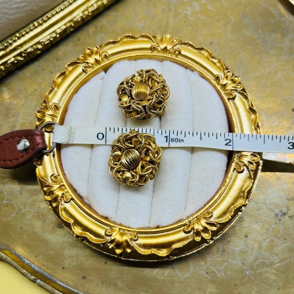 Vintage Vintage Ornate Gold Toned Earrings Round Clip On Size ONE SIZE - 4 Thumbnail