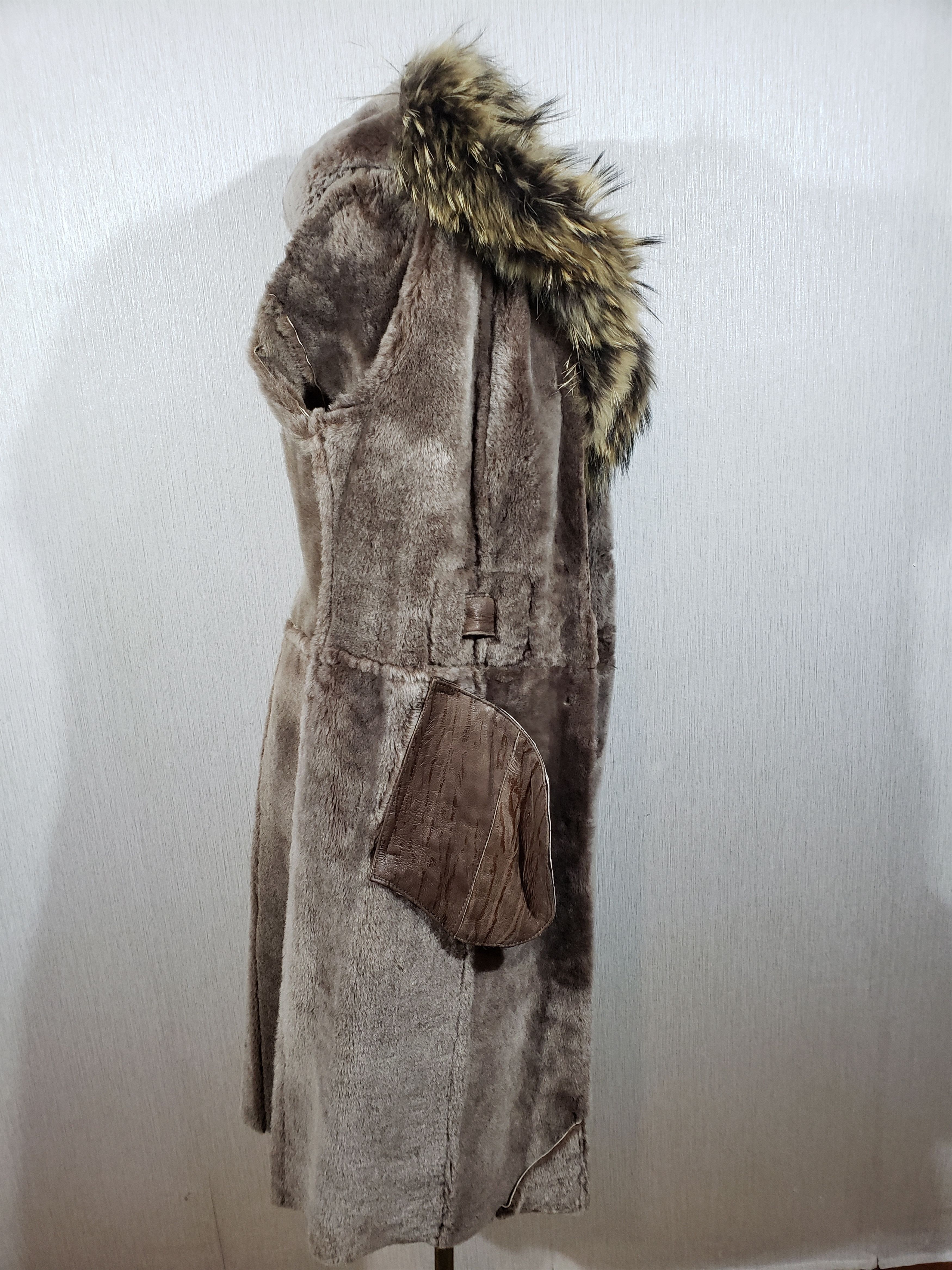 Other Stylish brown sheepskin coat with a warm hood. Size M / US 6-8 / IT 42-44 - 8 Thumbnail