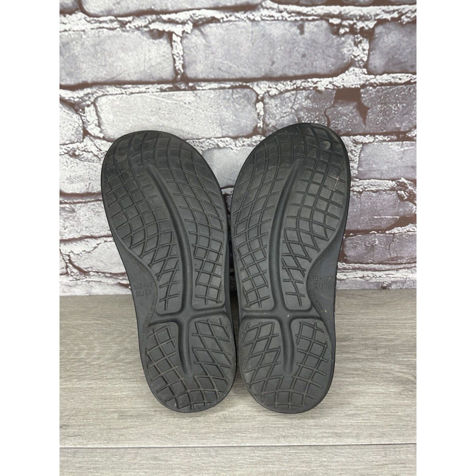 Other Oofos Oocloog Recovery Black Rubber Mules Slides Sandals Wom Size US 7 / IT 37 - 19 Thumbnail