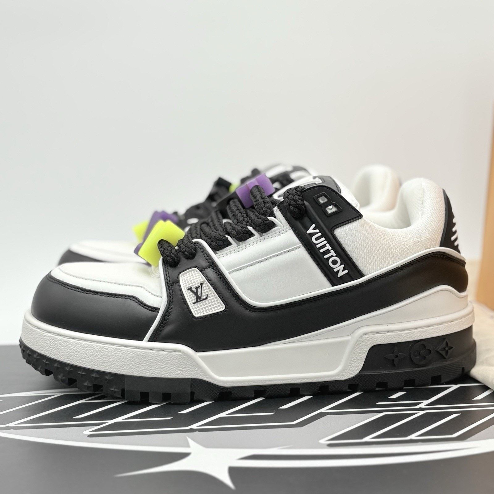 Louis Vuitton (10-10.5 US) Louis Vuitton Maxi ' Black White ' | EXCELLENT! Size US 10 / EU 43 - 1 Thumbnail