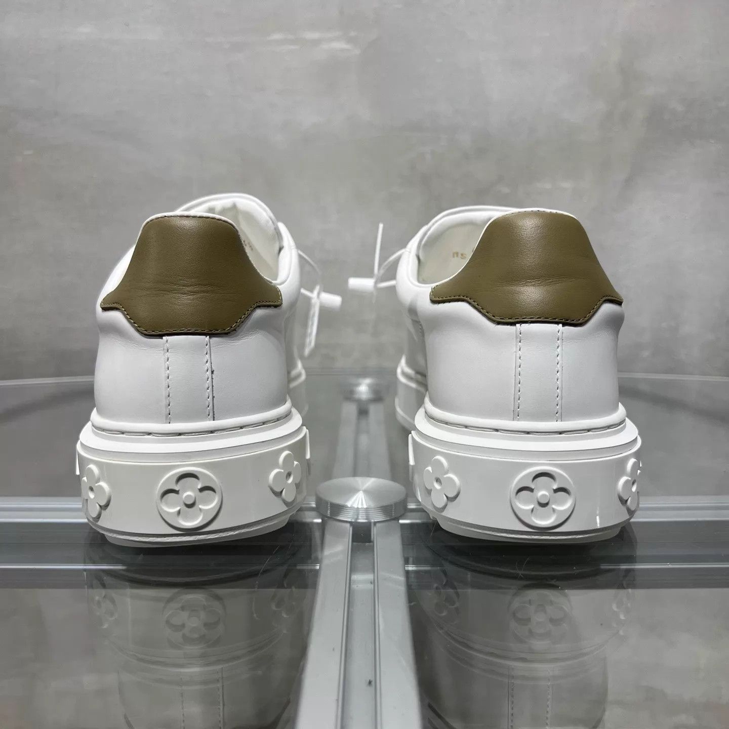 Louis Vuitton LV Time Out White Print Sneaker UK2.5/36.5 Size US 5 / IT 35 - 6 Thumbnail