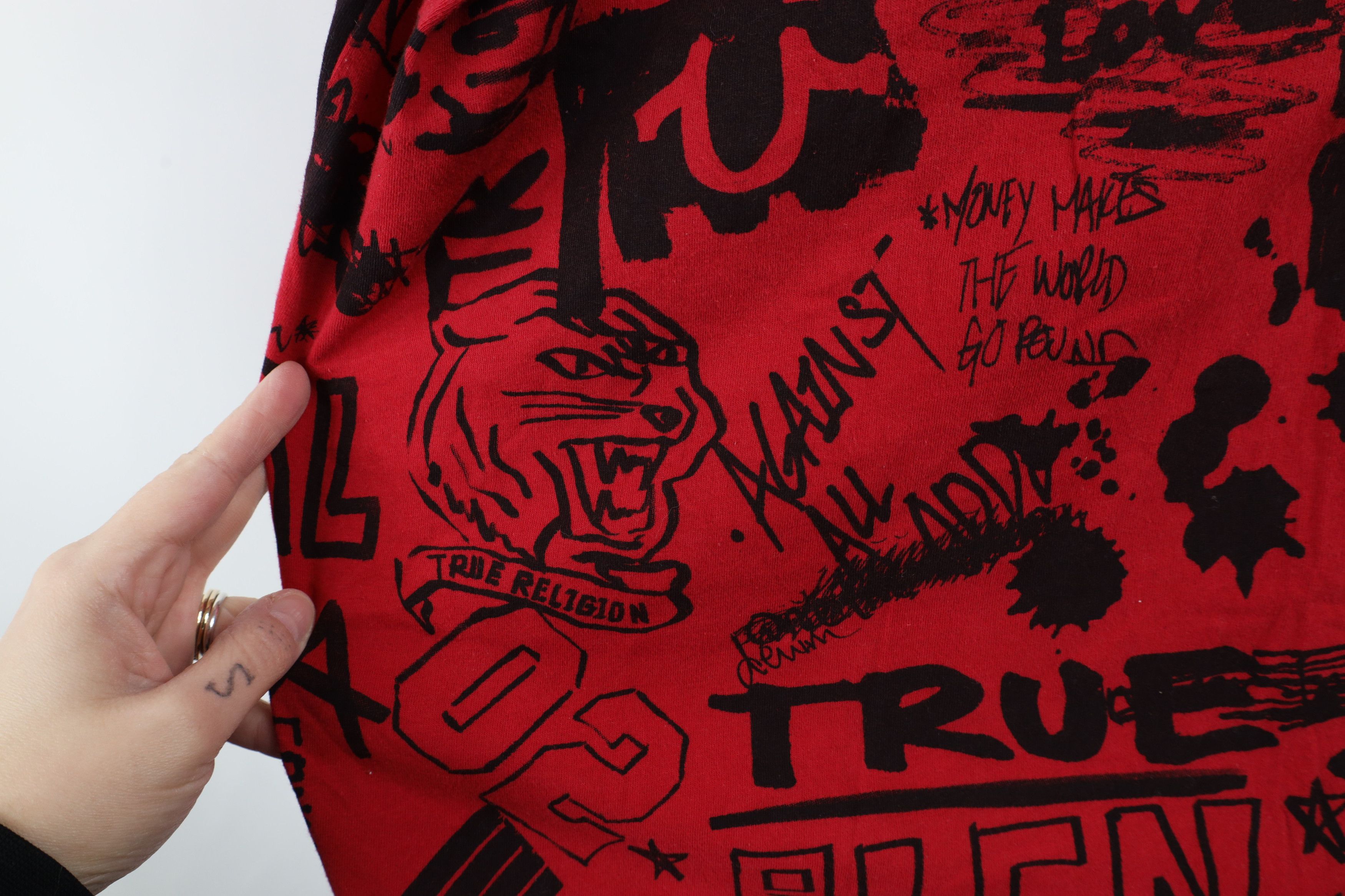 True Religion × Vintage True Religion Spell Out All Over Print V-Neck T-Shirt Red Size US XXL / EU 58 / 5 - 8 Thumbnail